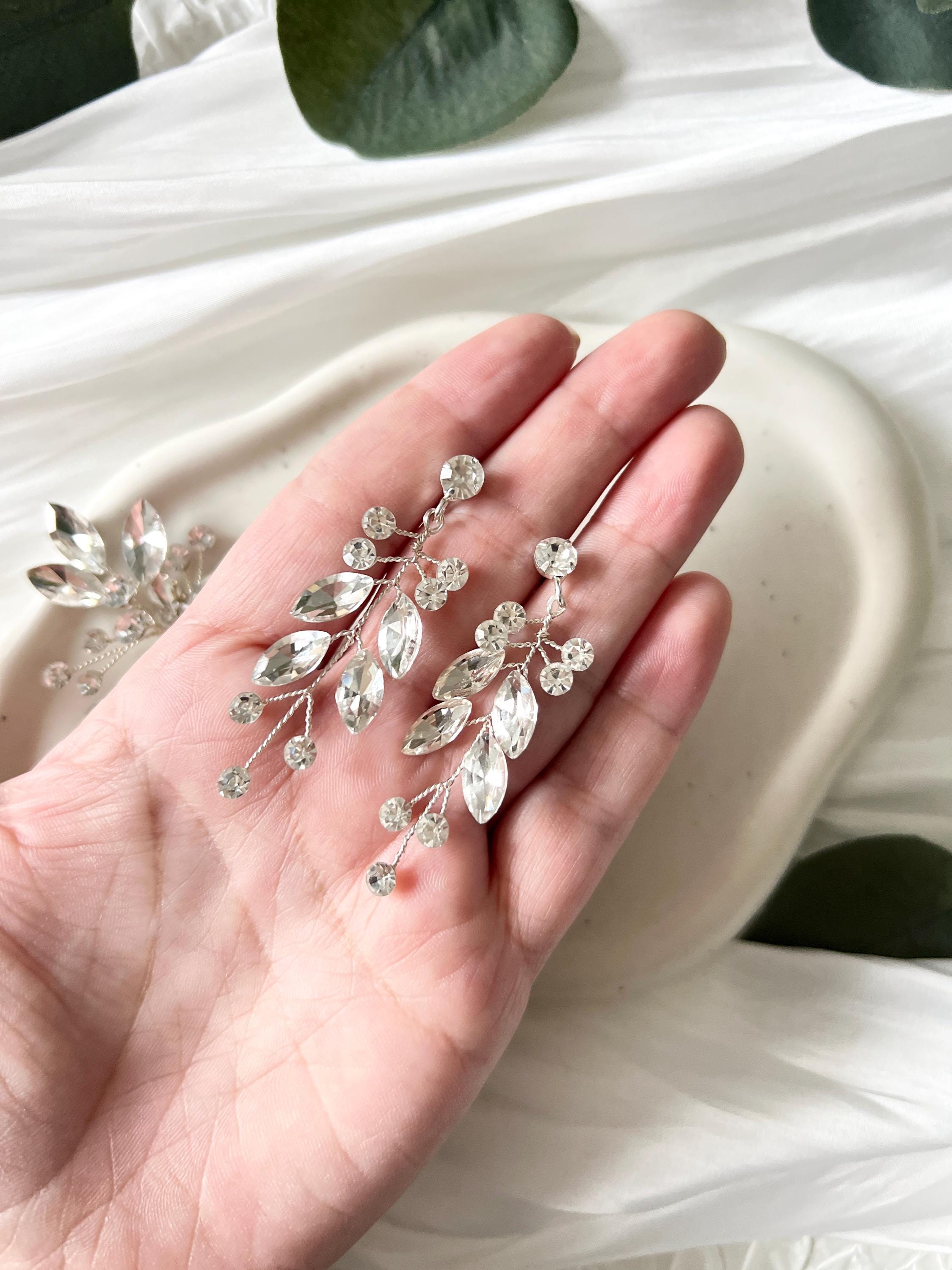 Schmuckset, Brautschmuck, Silber, Strass-Steine, Haarkamm, Ohrringe, glänzende Hängeohrringe, funkelnde Brautohrringe, Haarschmuck Braut, Schmuck Hochzeit standesamtliche Trauung, modern, Brautfrisur