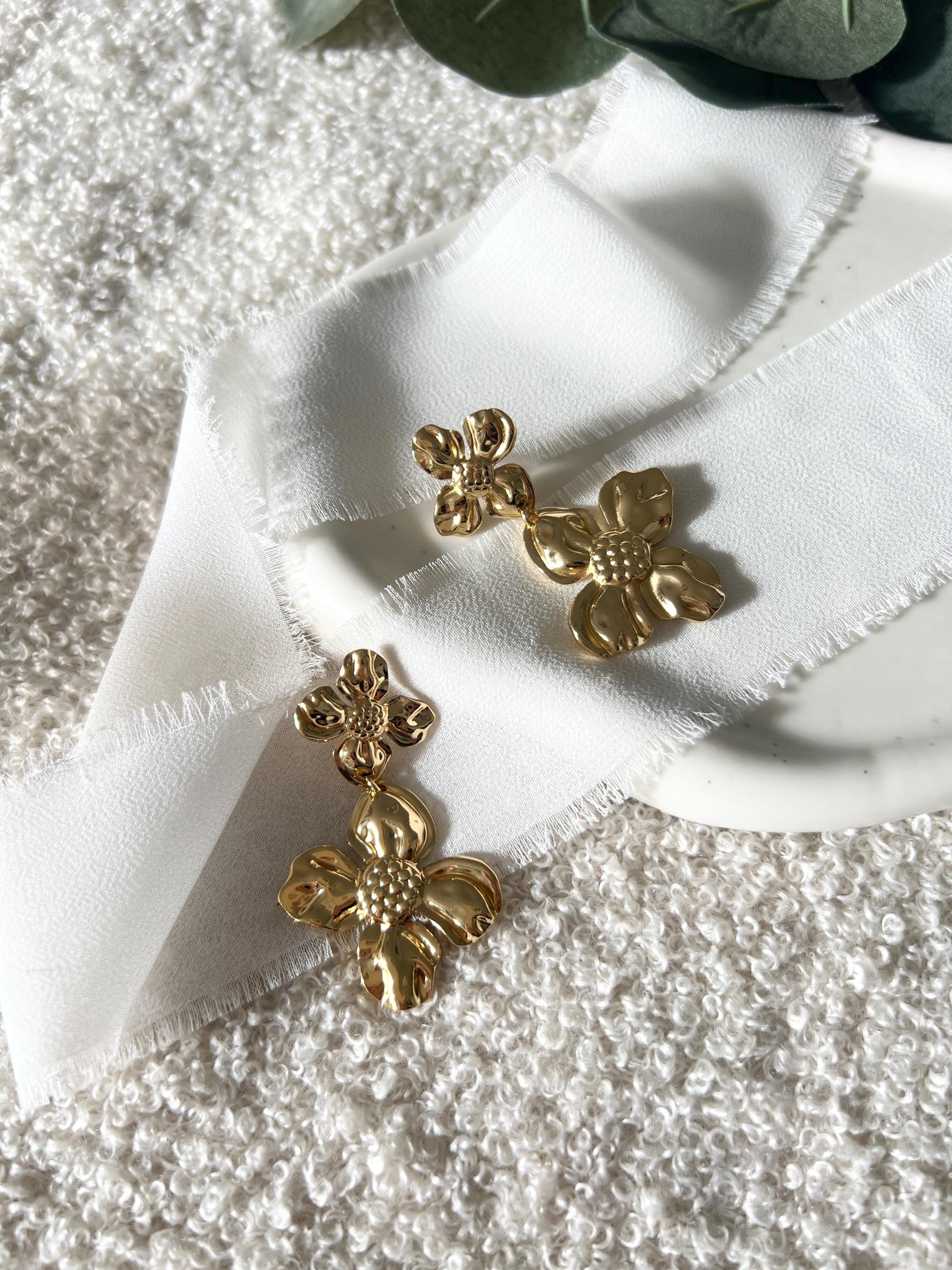 Goldene große Brautohrringe, moderne Ohrringe mit glaenzenden Blumen, feine Brautohrringe, Schmuck Hochzeit, lange Haengeohrringe, Ohrstecker, Brautjungfer, Damenschmuck, Ohrschmuck Frauen, eleganter Brautschmuck, Schmuckbuete