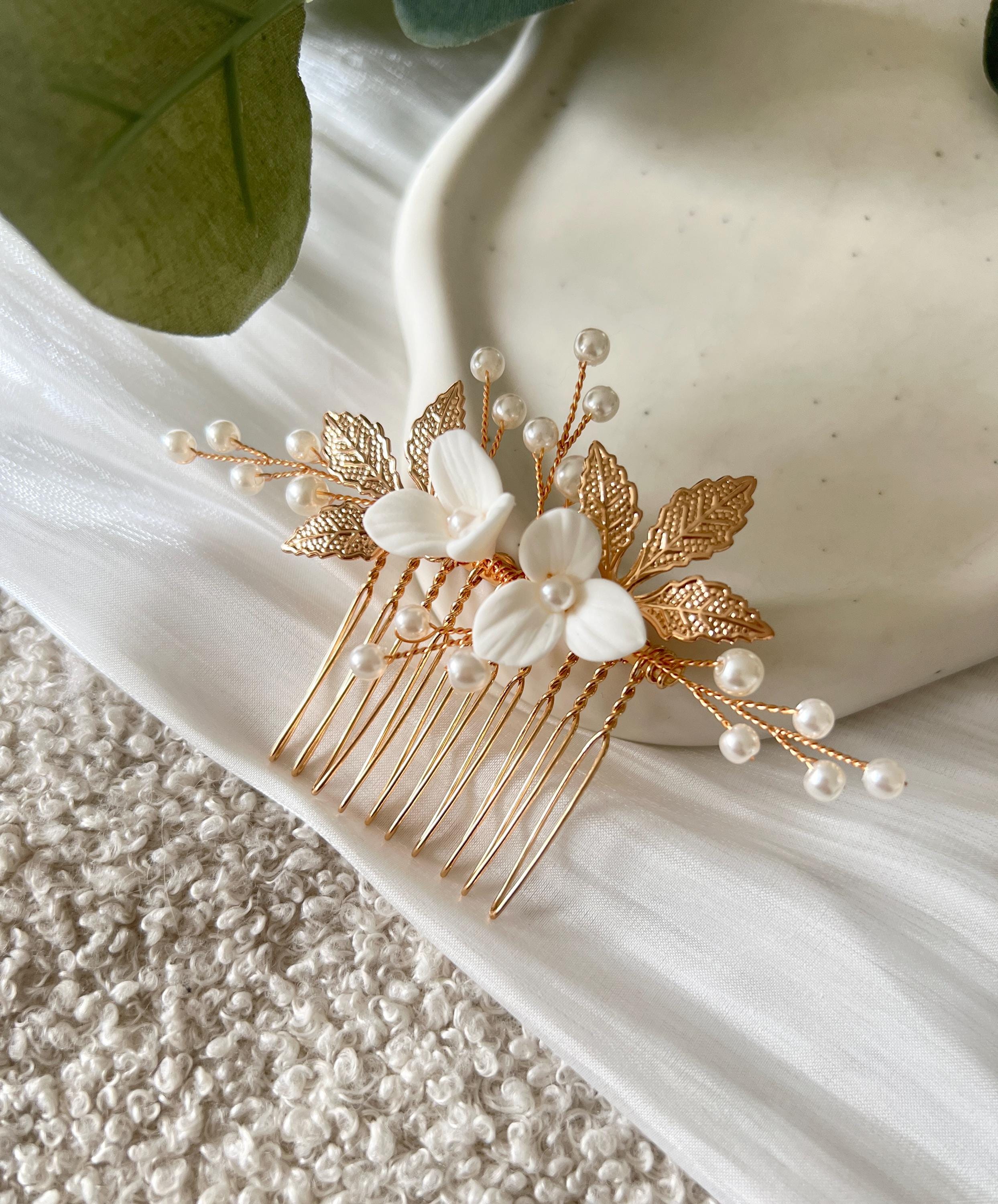 Haarschmuck mit weißen Blüten, warmes Gold, Roségold, Perlen, Braut, Haarkamm, Brautschmuck, Trauzeugin, Brautjungfer, Schmuck Hochzeit, feiner Perlenschmuck