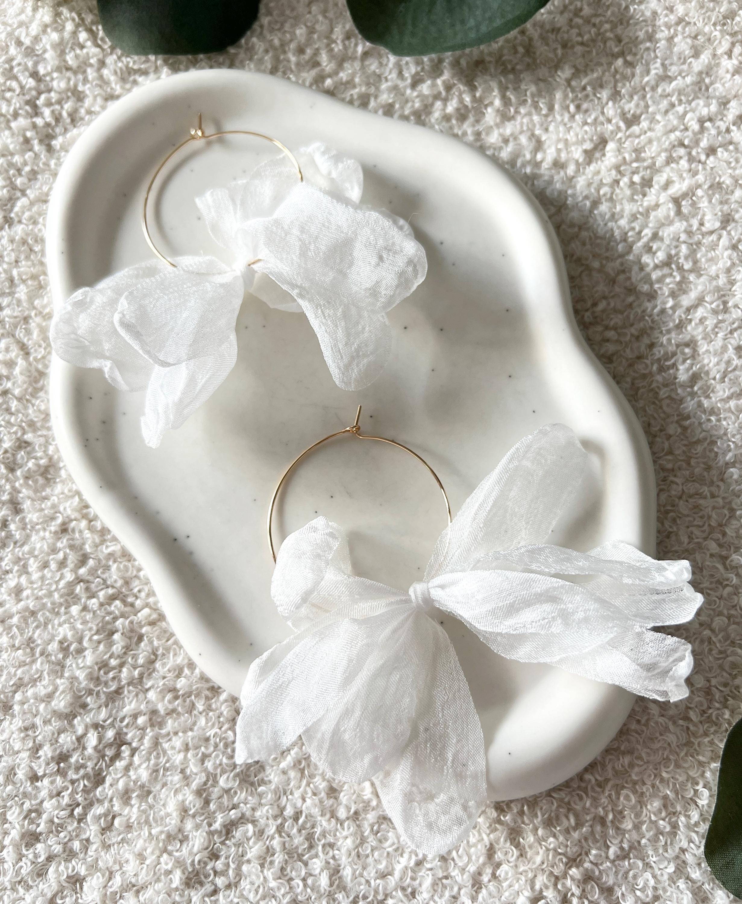 Brautohrringe, Blätter aus Stoff, Brautschmuck, weiß, moderne Ohrringe Standesamt, Brautschmuck, Blüten, große Hängeohrringe, Schmuck Hochzeit, Braut