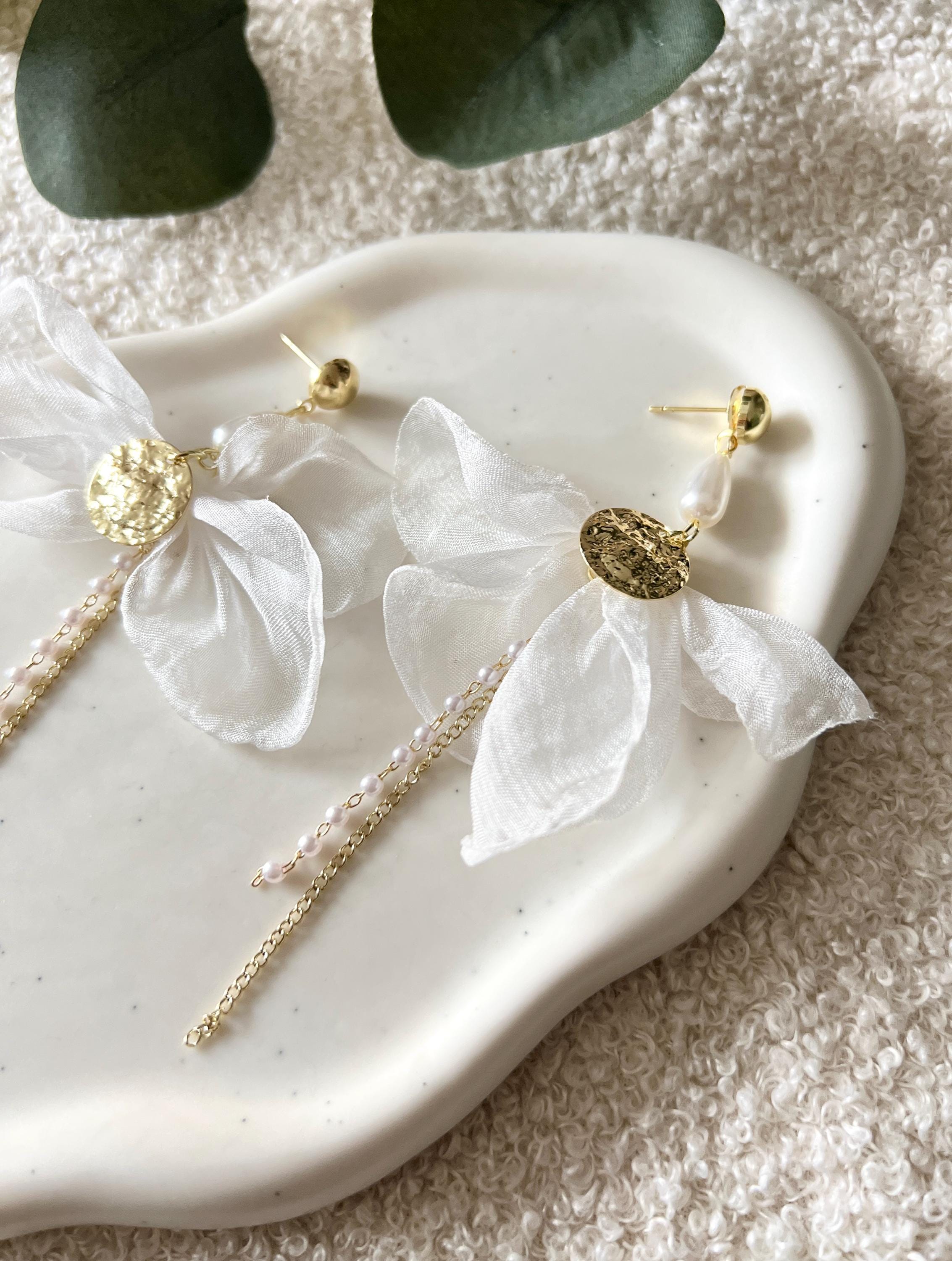 moderne Ohrringe Braut, Brautschmuck, weiß und Gold, elegante lange Hängeohrringe, weiße Perlen, Schmuck Standesamt Hochzeit, große Brautohrringe, extravagant, feiner Hochzeitsschmuck, Perlenschmuck