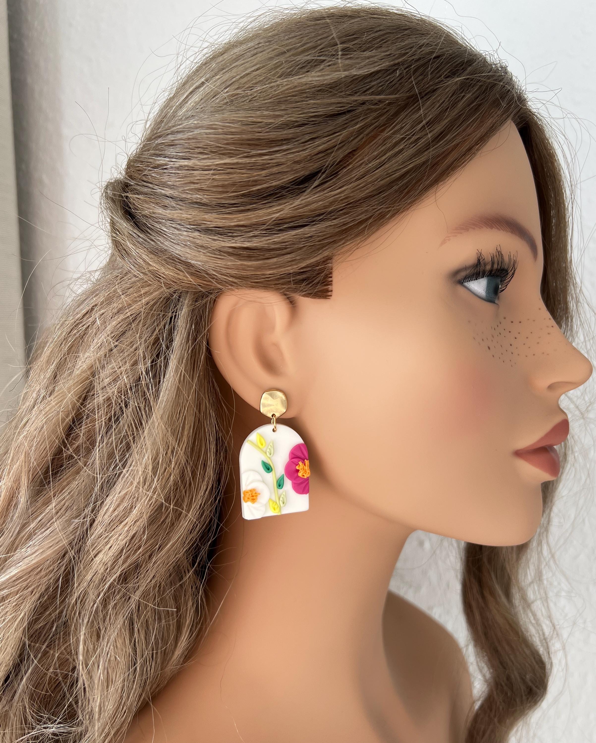 Ohrringe Blumen, Polymer Clay, Schmuck Hochzeit, Brautjungfer, 3D-Blüten, Hängeohrringe, weiß, bunt, gold, auffallende Ohrstecker