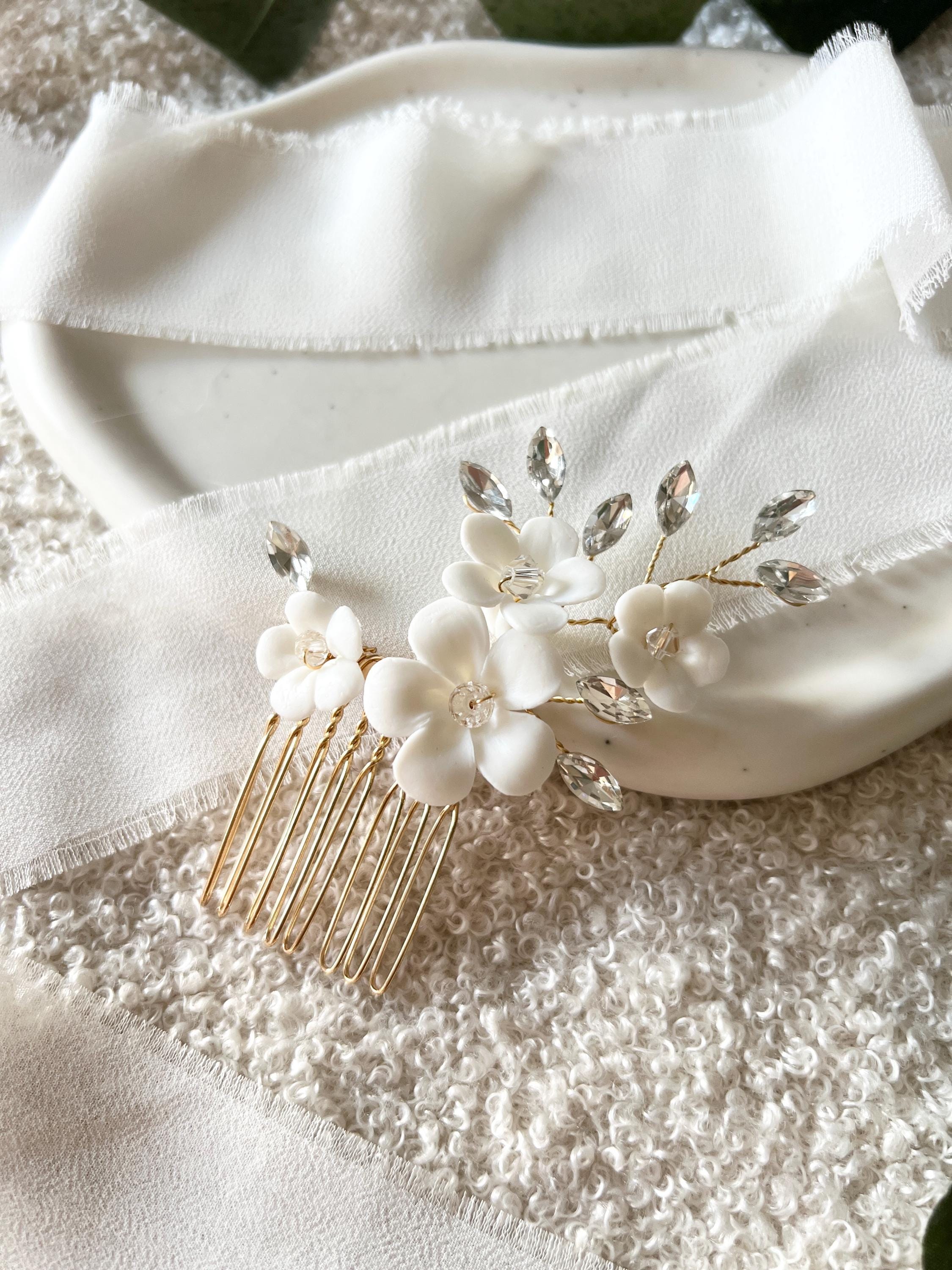 Haarkamm, Gold, weiße Blumen, goldener Schmuck Hochzeit, Keramikblüten, glänzende Strasssteine, transparente Perlen, Haarschmuck Brautjungfer, Brautschmuck, Schmuckbluete