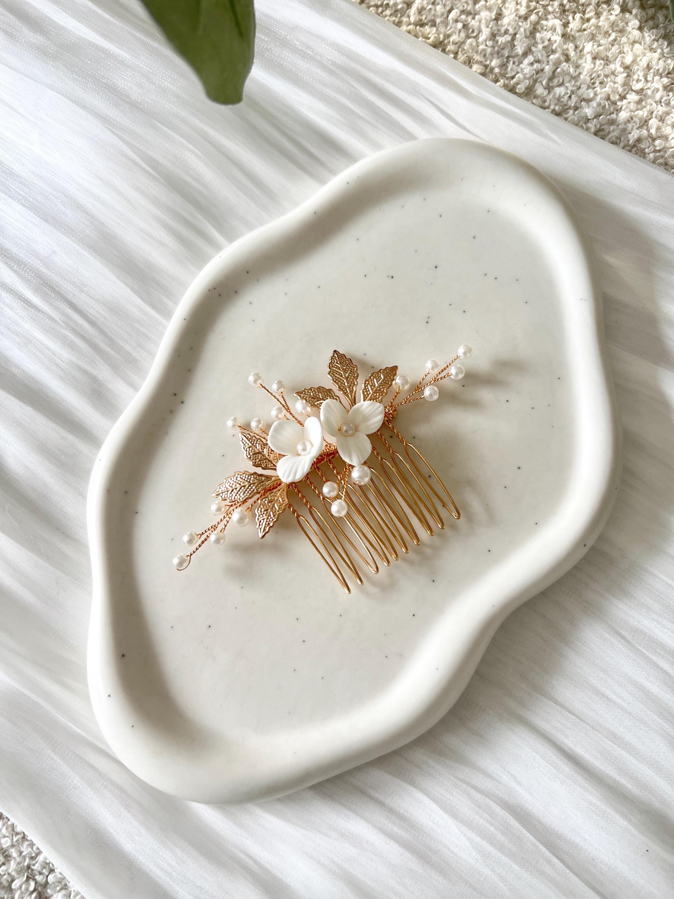 Haarschmuck mit weißen Blüten, warmes Gold, Roségold, Perlen, Braut, Haarkamm, Brautschmuck, Trauzeugin, Brautjungfer, Schmuck Hochzeit, feiner Perlenschmuck