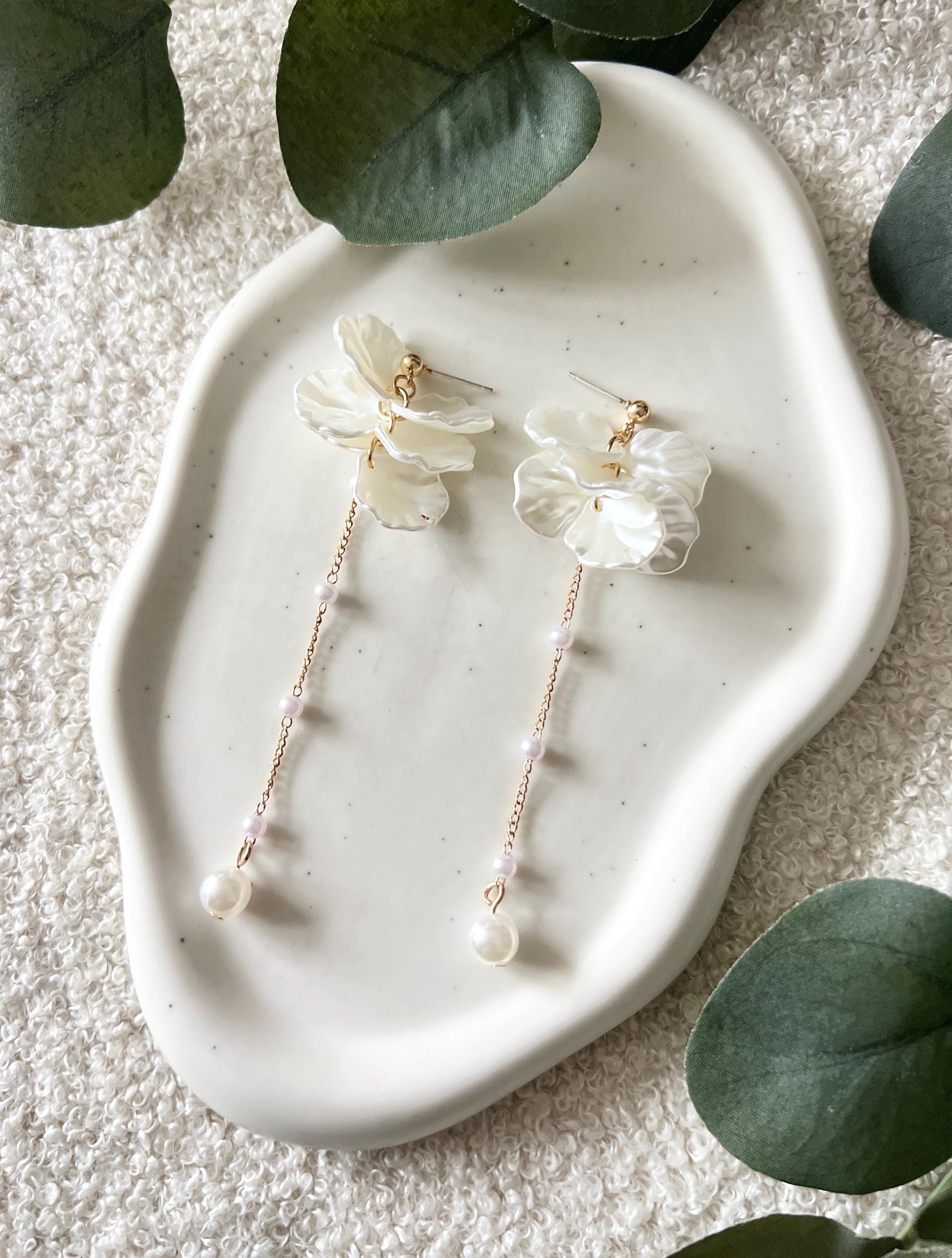 Brautohrringe, gold und weiß, Blätter, Perlmuttoptik, weiße Perlen, lange Hängeohrringe, Brautschmuck, Ohrstecker, moderne Brautohrringe Standesamt, Schmuck Hochzeit