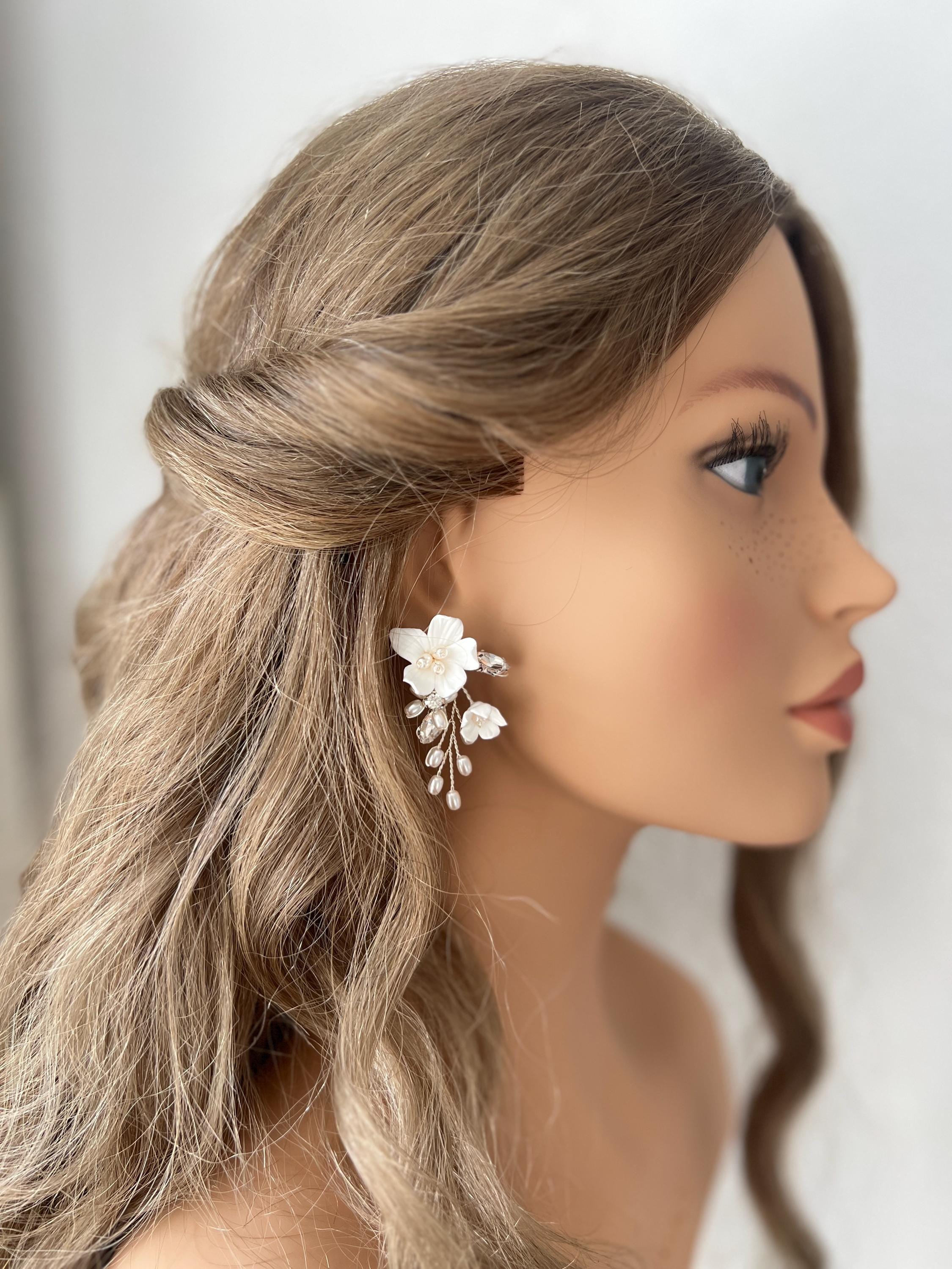Brautohrringe, weiße Blueten, Strass Steine, weiße Perlen Ohrringe, Brautschmuck, Schmuck Hochzeit, Blumen Ohrstecker