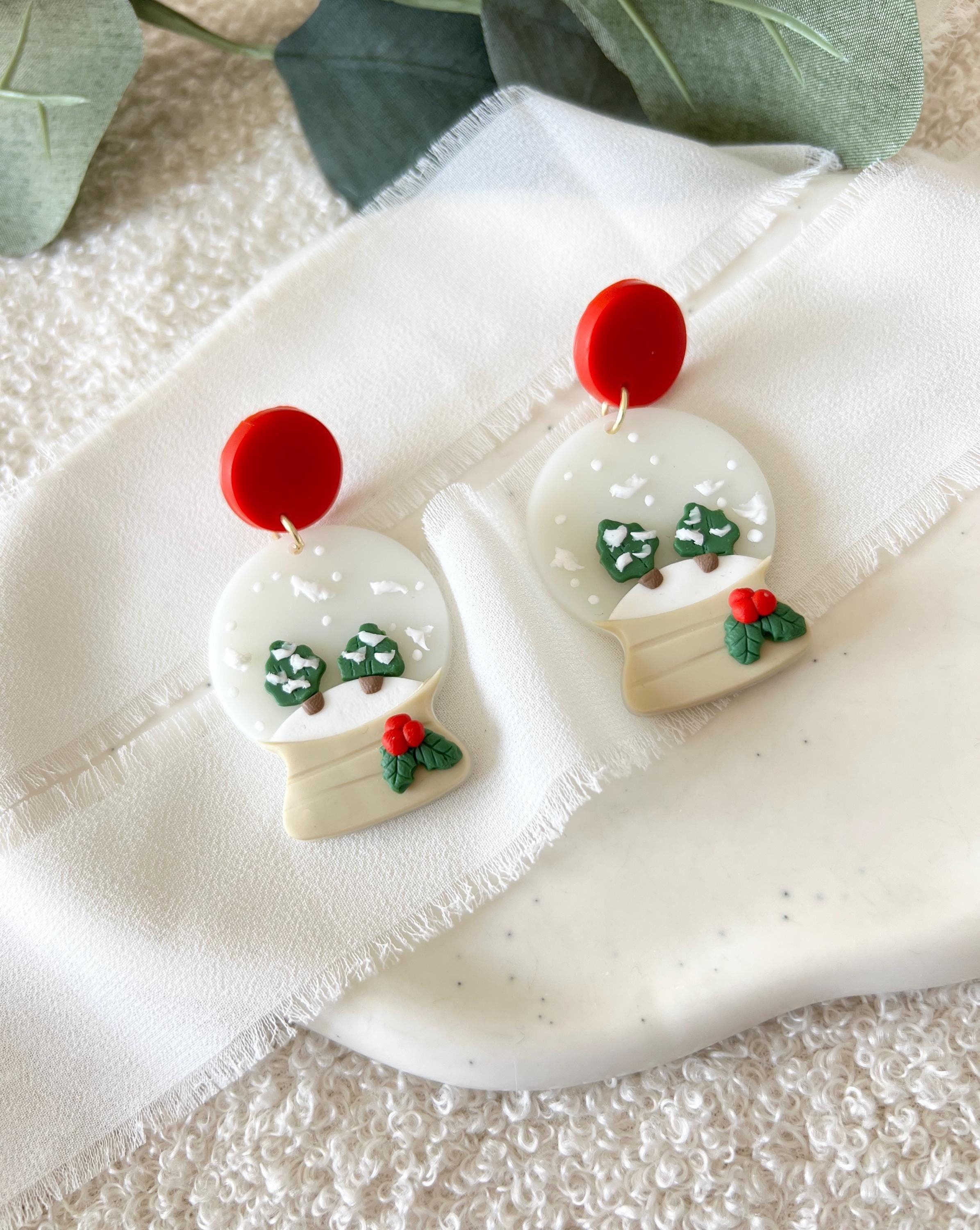Ohrringe Weihnachten, Schneekugel, Weiß, Rot, Grün, Hängeohrringe, Weihnachtszeit, Weihnachtsschmuck, Schmuck Ohrstecker, Winter Ohrschmuck