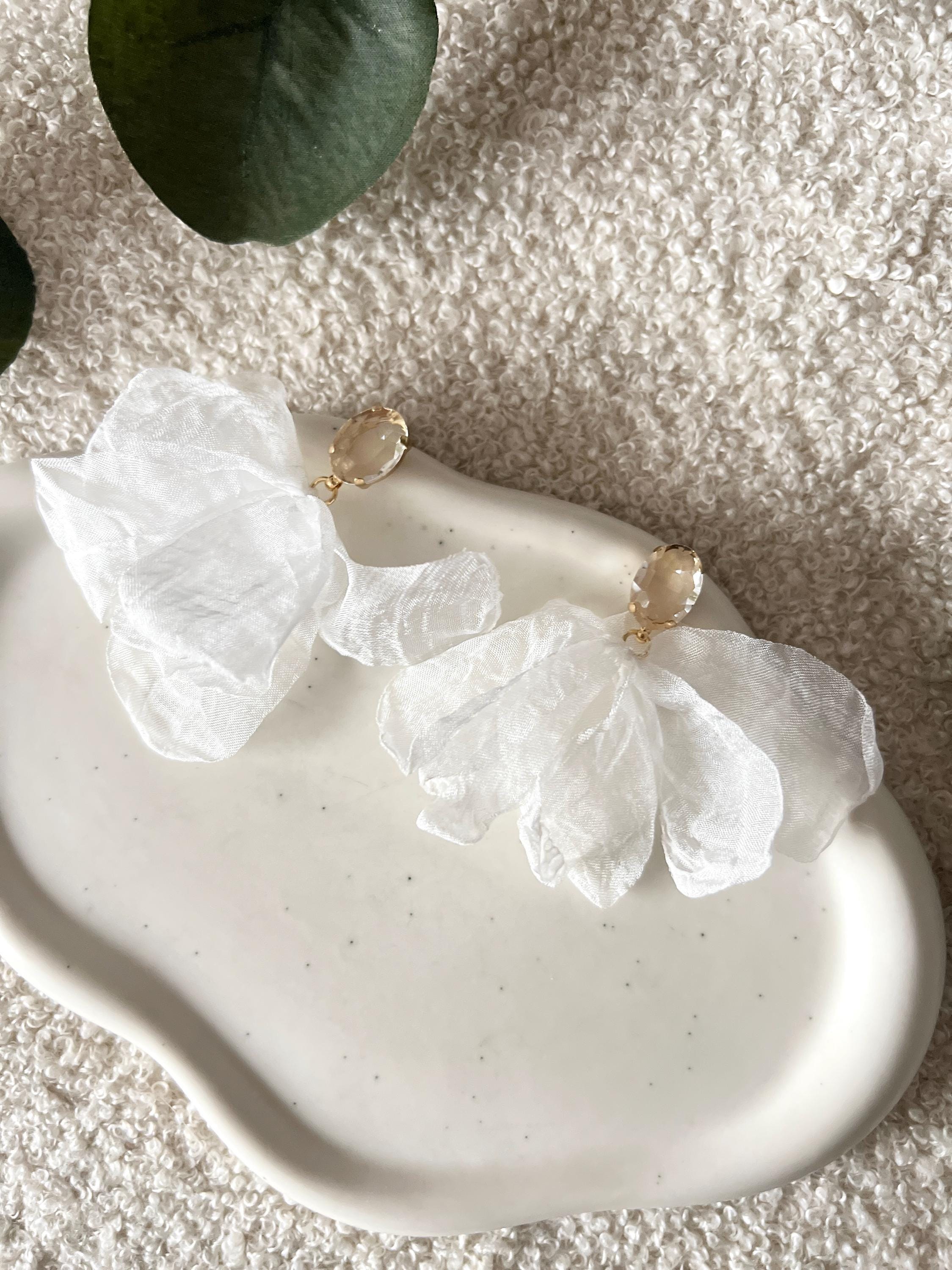 große Ohrringe, weiße Blätter aus Stoff, Brautohrringe weiß, Blütenblätter, Brautschmuck, moderne Ohrstecker Standesamt, Braut Schmuck Hochzeit