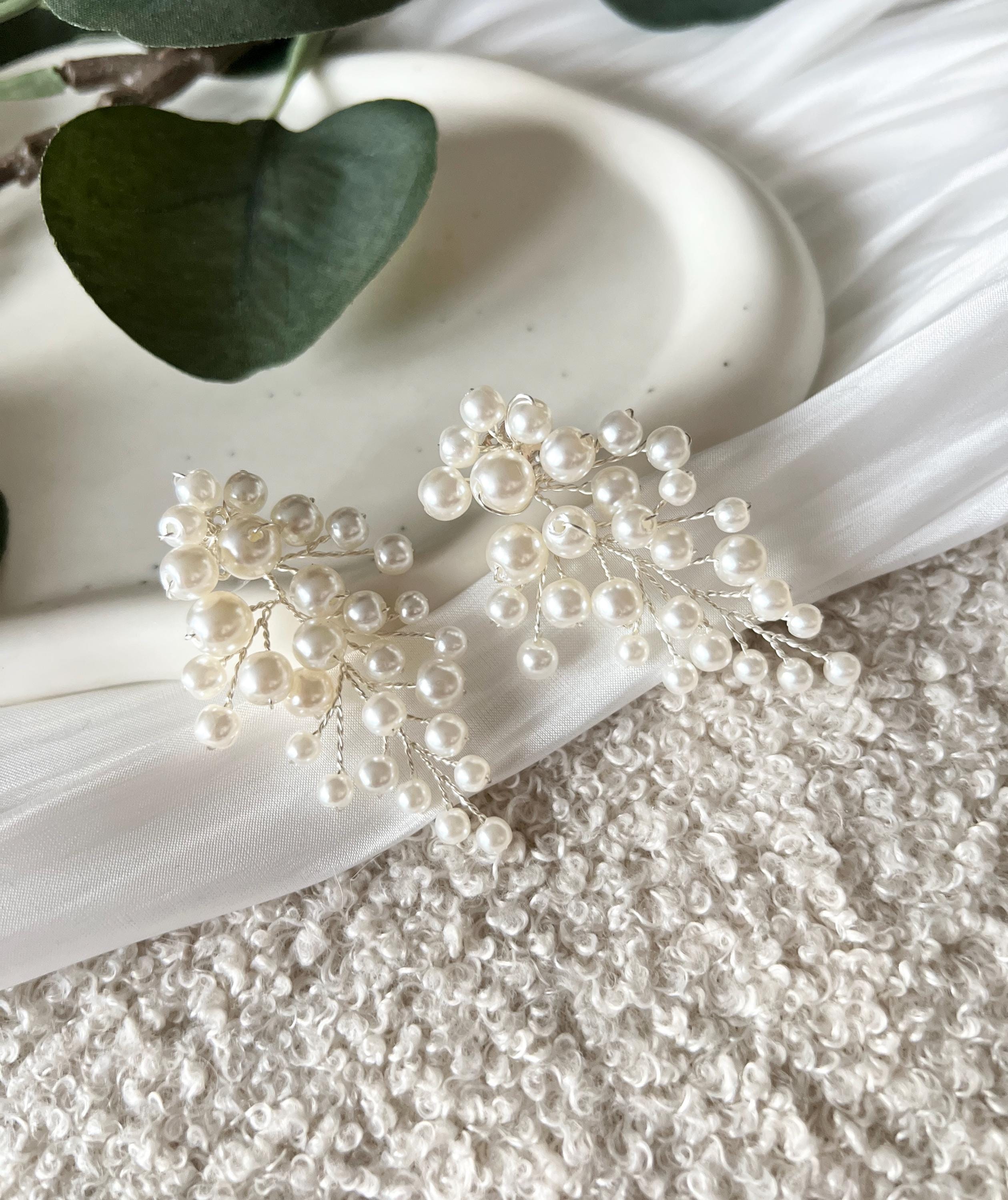 Elegante Perlenohrringe, weiße feine Perlen und silberner Juwelierdraht, Haengende Ohrringe mit Ohrstecker, moderner Brautschmuck, schicke Brautohrringe, Schmuck Hochzeit, Weddinginspiration
