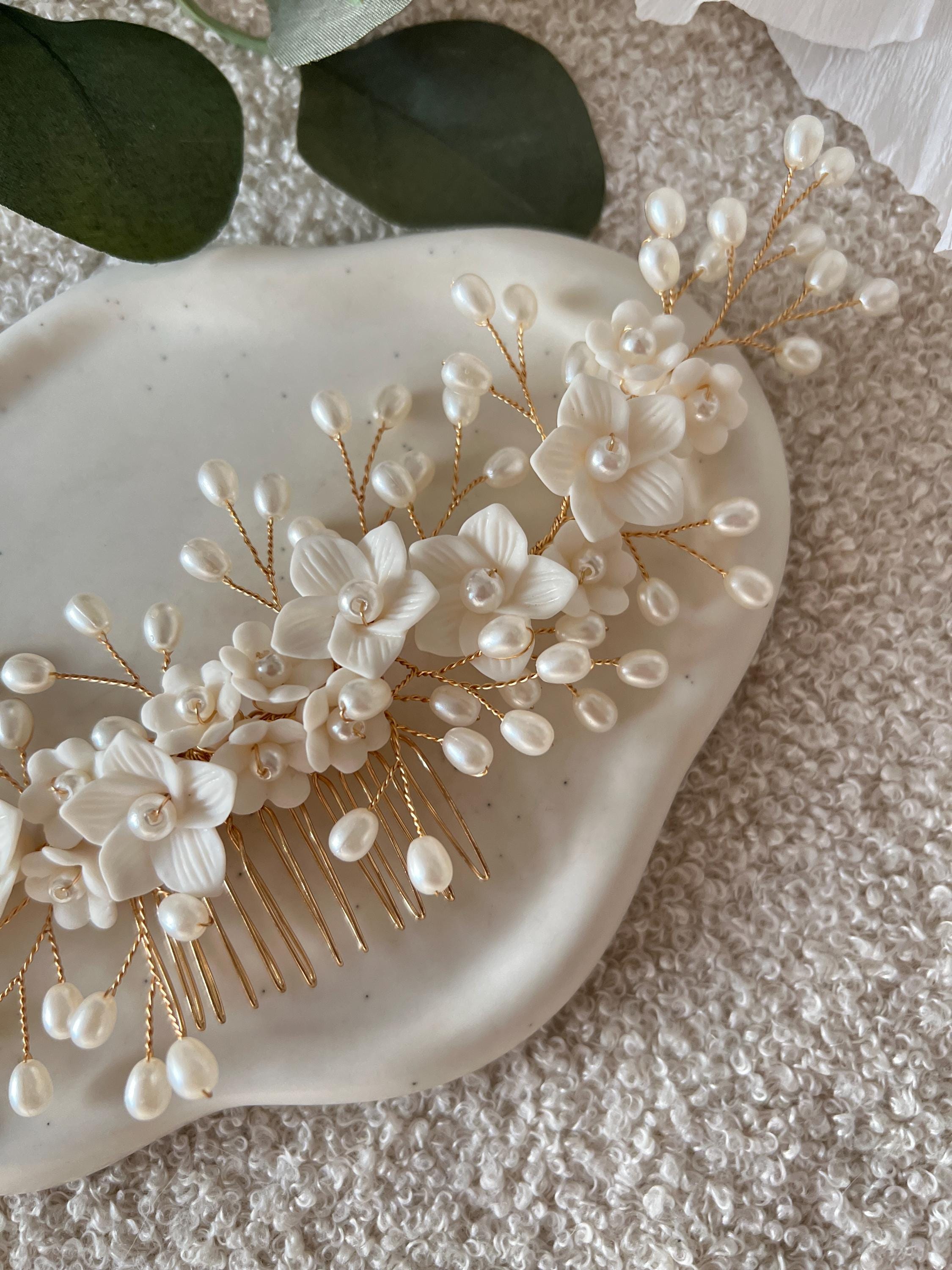 Haarschmuck, Keramik, weiße Blumen, Gold, Perlen, Perlenschmuck, Haarkamm Braut, Brautschmuck, Brauthaarschmuck, Schmuck Hochzeit