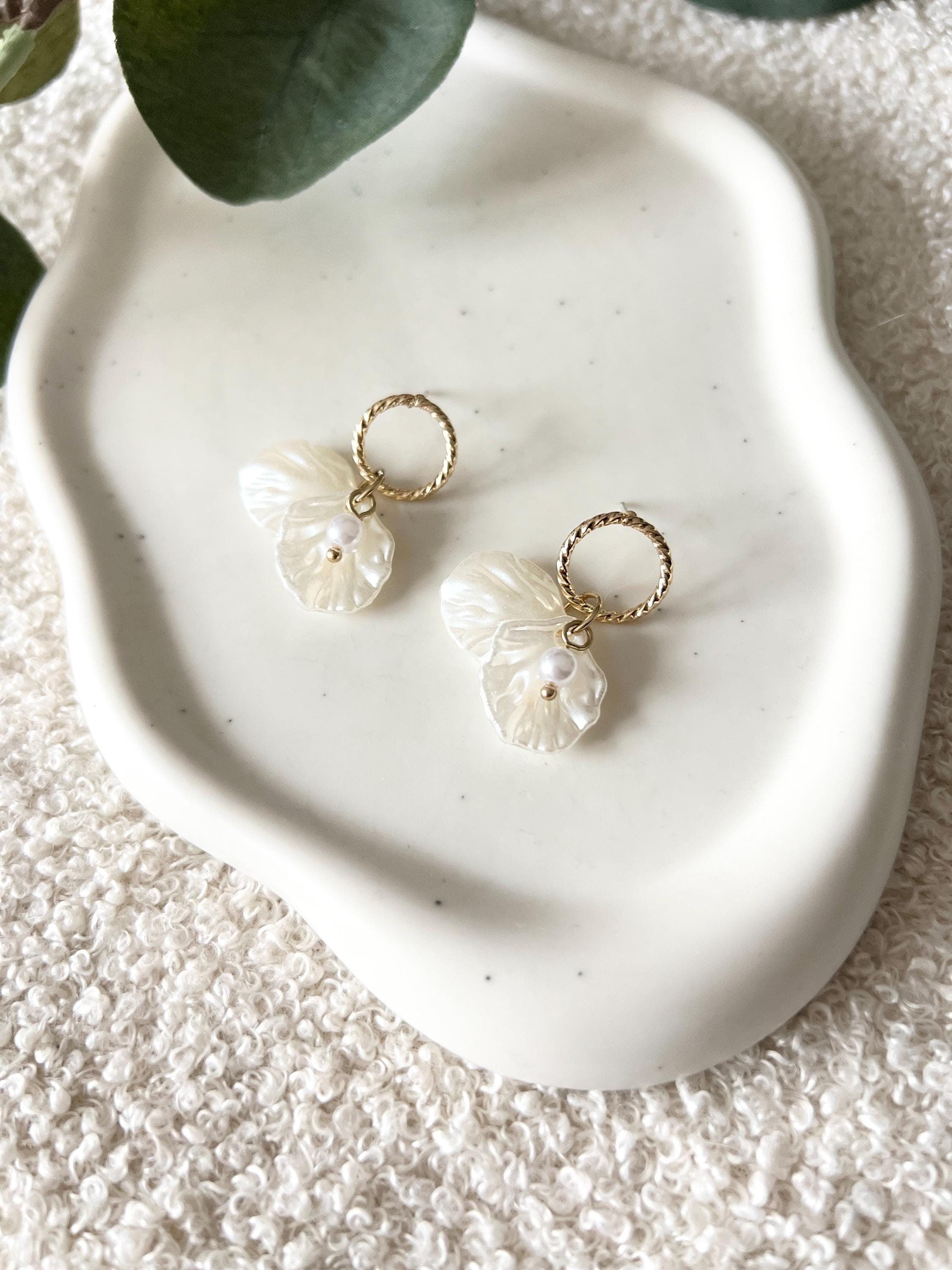 Ohrringe Braut, Hängeohrringe Blätter, Perlmuttoptik, Ohrstecker weiße Perle, Brautjungfer Schmuck Hochzeit, Trauzeugin Ohrschmuck, moderne Brautohrringe Standesamt