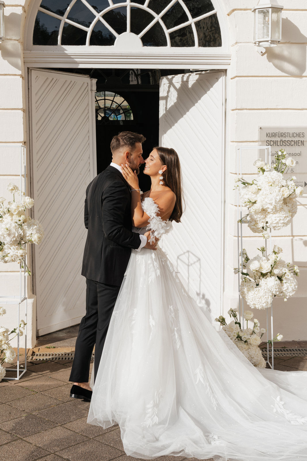Lange Blütenohrringe, Weiße Blumen, Goldene Details, elegante Brautohrringe, feiner Brautschmuck, milchig-weiss, Hochzeitsschmuck, Schmuck Hochzeit, Statementschmuck, Ohrringe Standesamt, Blumenschmuck, Weddinginspiration, Bridalinspo, Bride to be, Earrings, Styled Shooting, modern Wedding