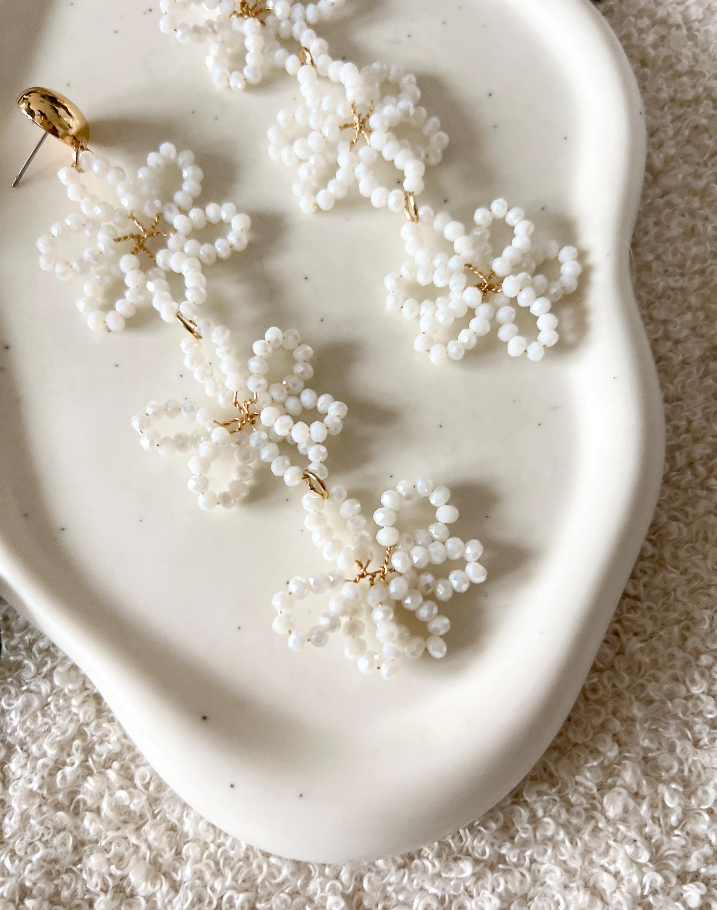moderne Perlenohrringe Braut, Blütenohrringe, Ohrringe Standesamt Hochzeit, Brautjungfer, weiß und gold, lange Brautohrringe, hochwertiger Brautschmuck, Ohrstecker