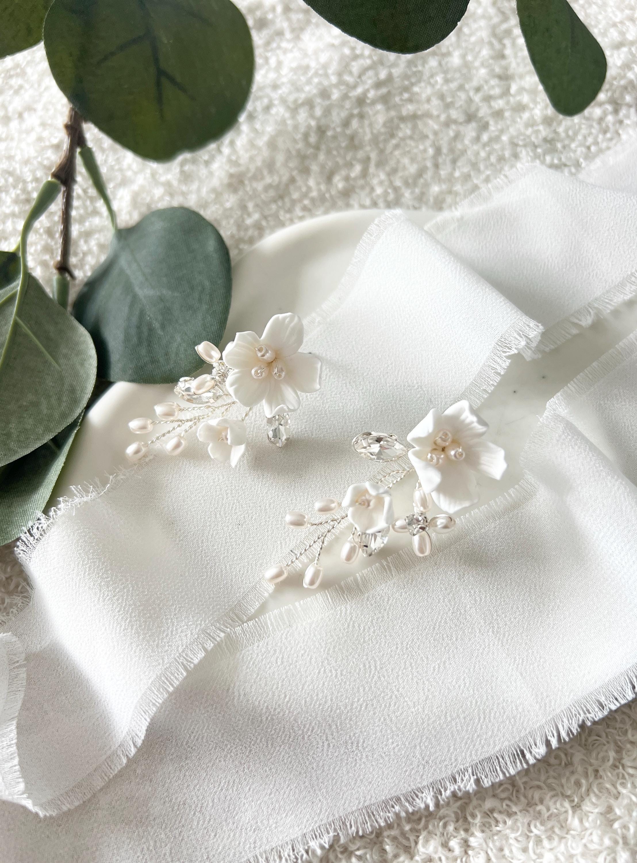 Brautohrringe, weiße Blueten, Strass Steine, weiße Perlen Ohrringe, Brautschmuck, Schmuck Hochzeit, Blumen Ohrstecker
