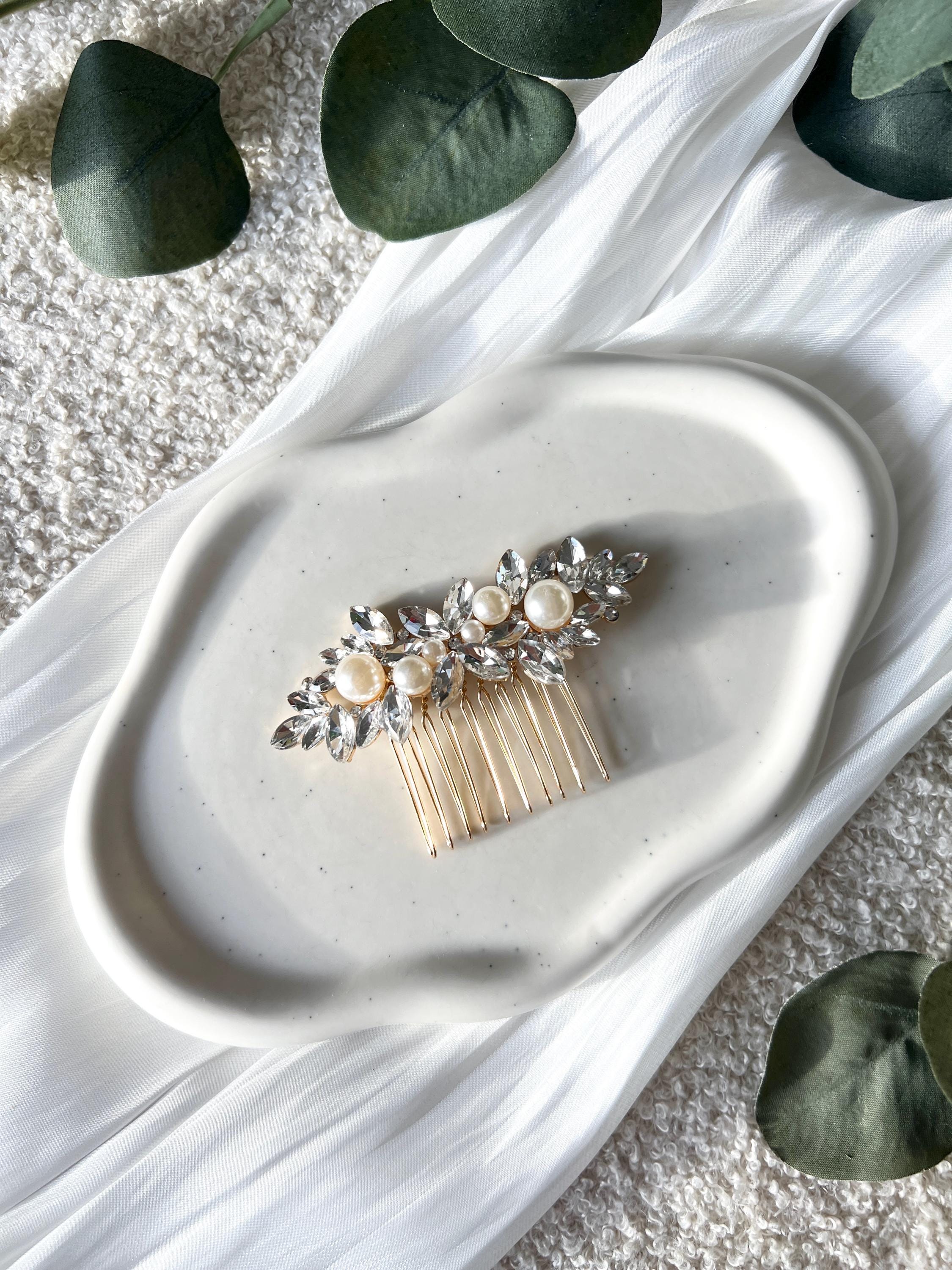 Haarkamm, weiße Perlen, glänzende Strasssteine, Brautschmuck, Haarnadel, eleganter Haarschmuck, Hochzeit, Brautfrisur, Schmuckbluete