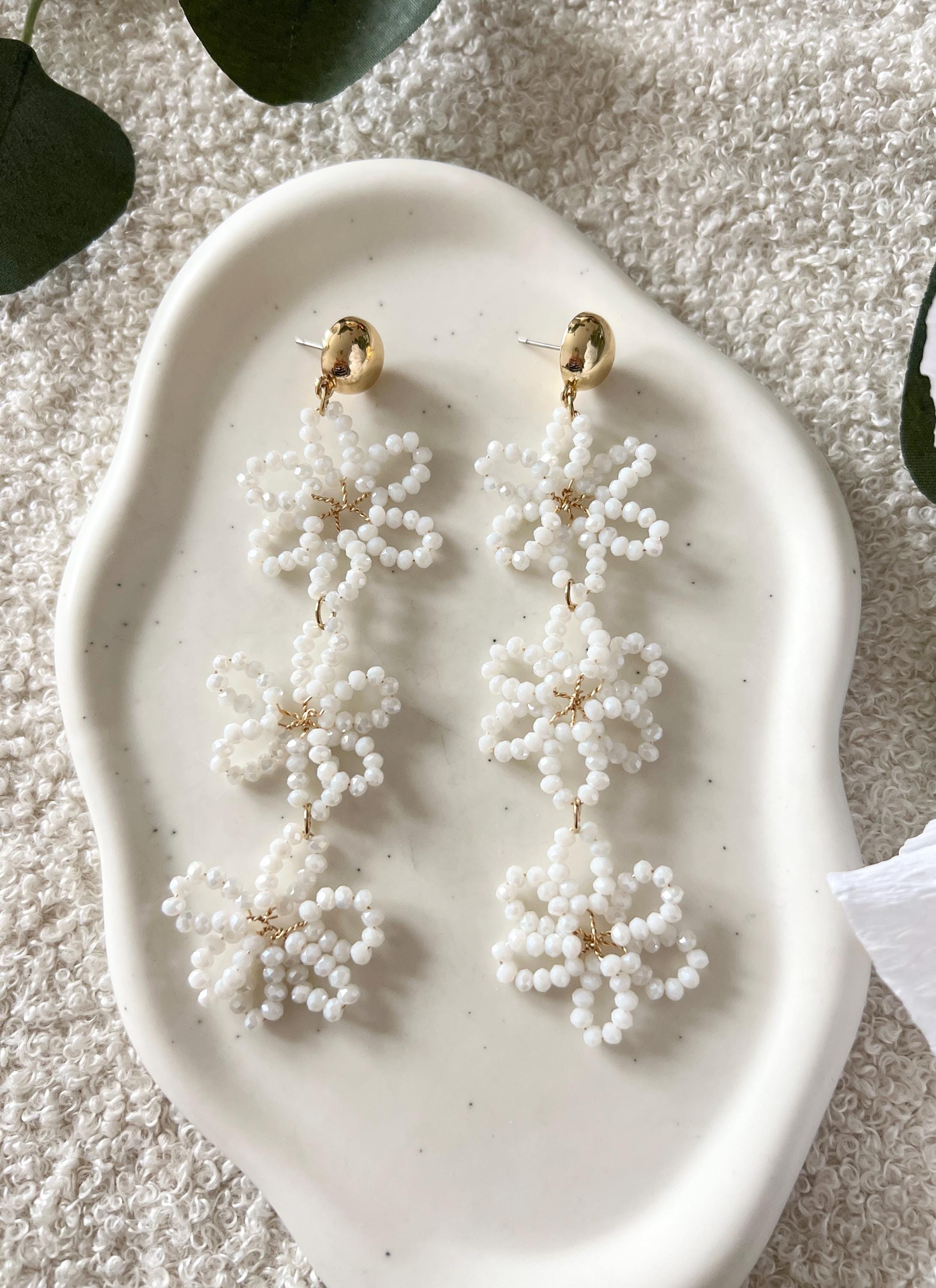 moderne Perlenohrringe Braut, Blütenohrringe, Ohrringe Standesamt Hochzeit, Brautjungfer, weiß und gold, lange Brautohrringe, hochwertiger Brautschmuck, Ohrstecker