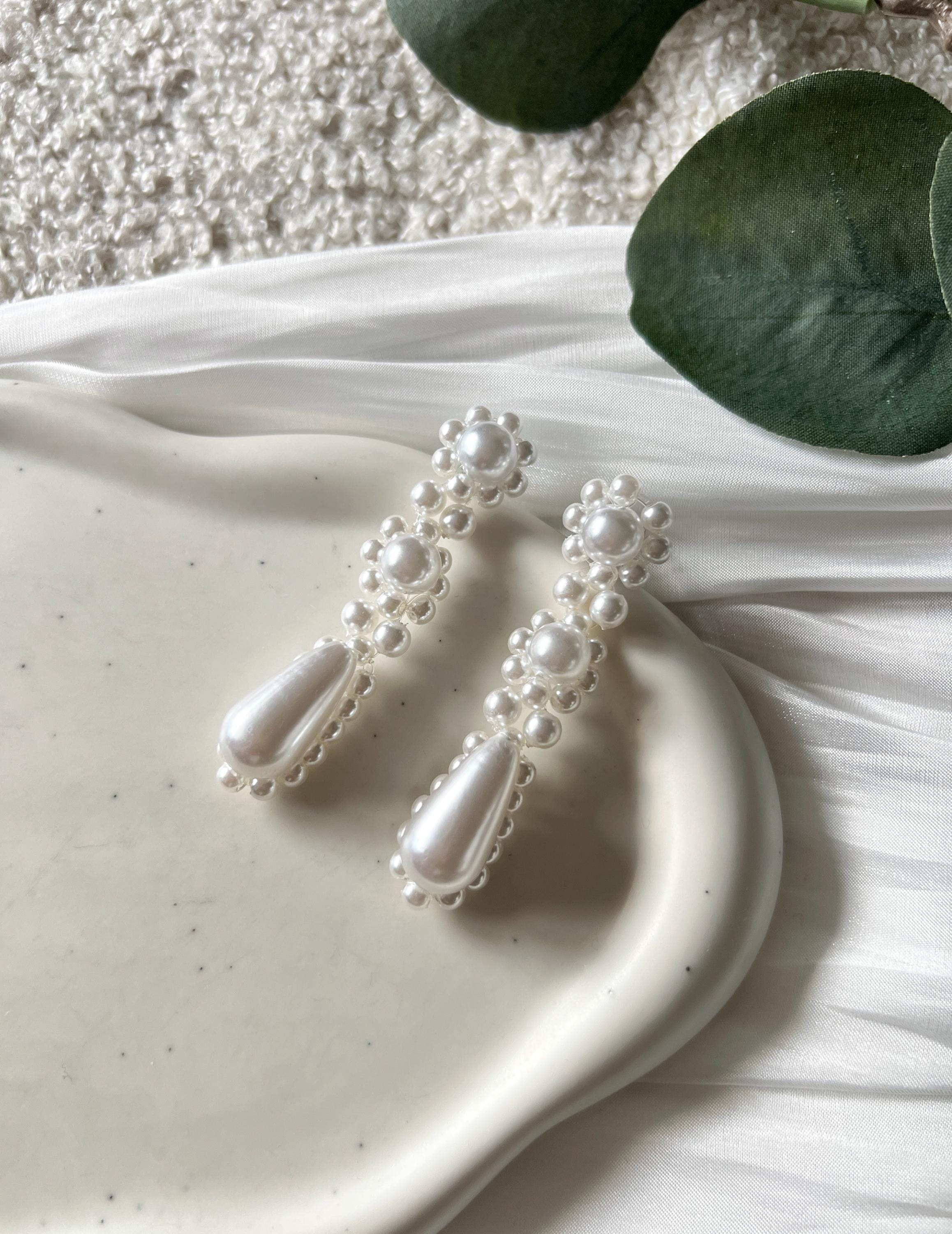 Moderne Perlenohrringe, elegante Ohrringe, feiner Brautschmuck, schicke Brautohrringe, weiss, opulenter Perlenschmuck, Schmuck fuer die Hochzeit, Hochzeitsschmuck, Braut, Standesamt, Weddinginspiration