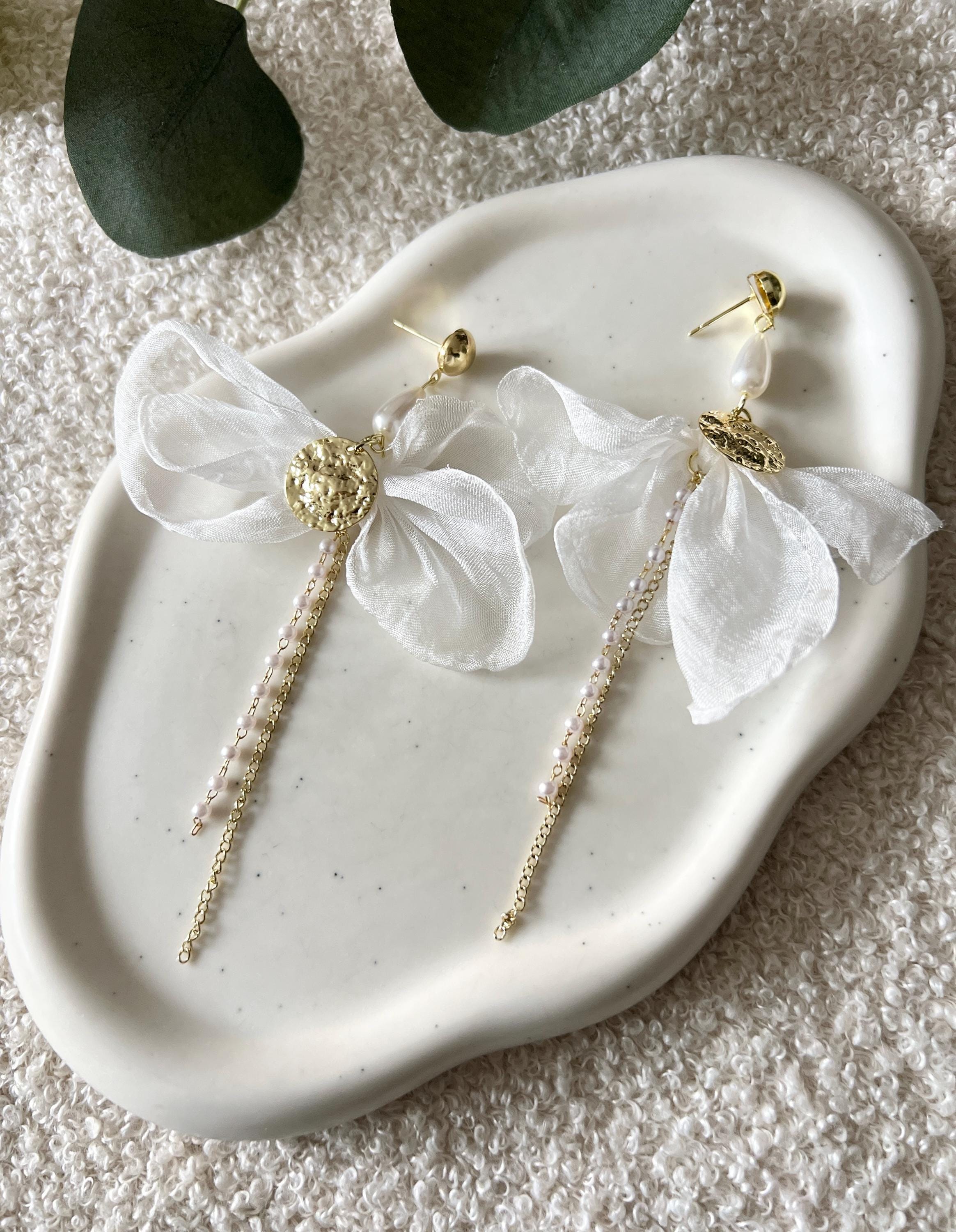 moderne Ohrringe Braut, Brautschmuck, weiß und Gold, elegante lange Hängeohrringe, weiße Perlen, Schmuck Standesamt Hochzeit, große Brautohrringe, extravagant, feiner Hochzeitsschmuck, Perlenschmuck