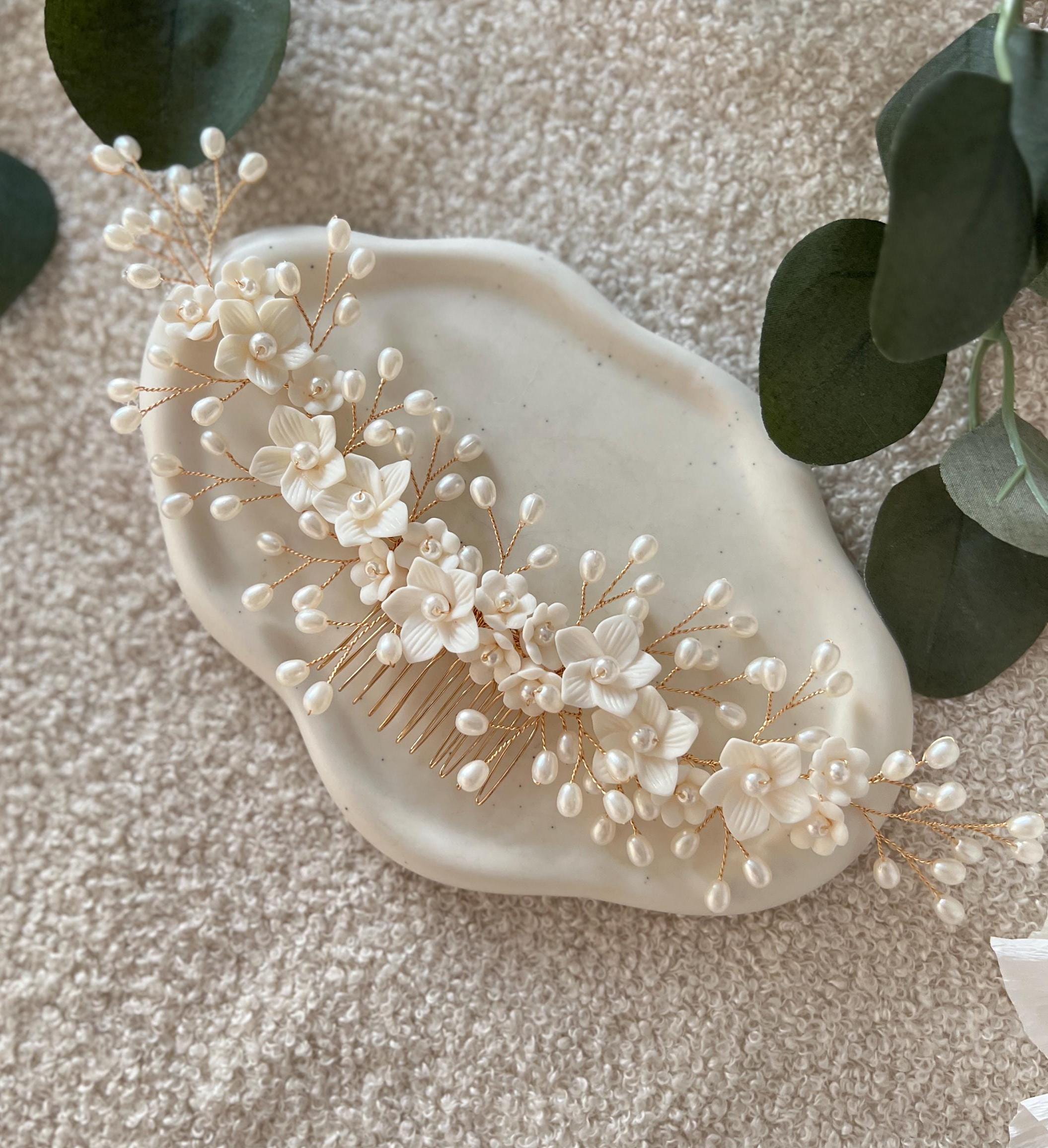 Haarschmuck, Keramik, weiße Blumen, Gold, Perlen, Perlenschmuck, Haarkamm Braut, Brautschmuck, Brauthaarschmuck, Schmuck Hochzeit
