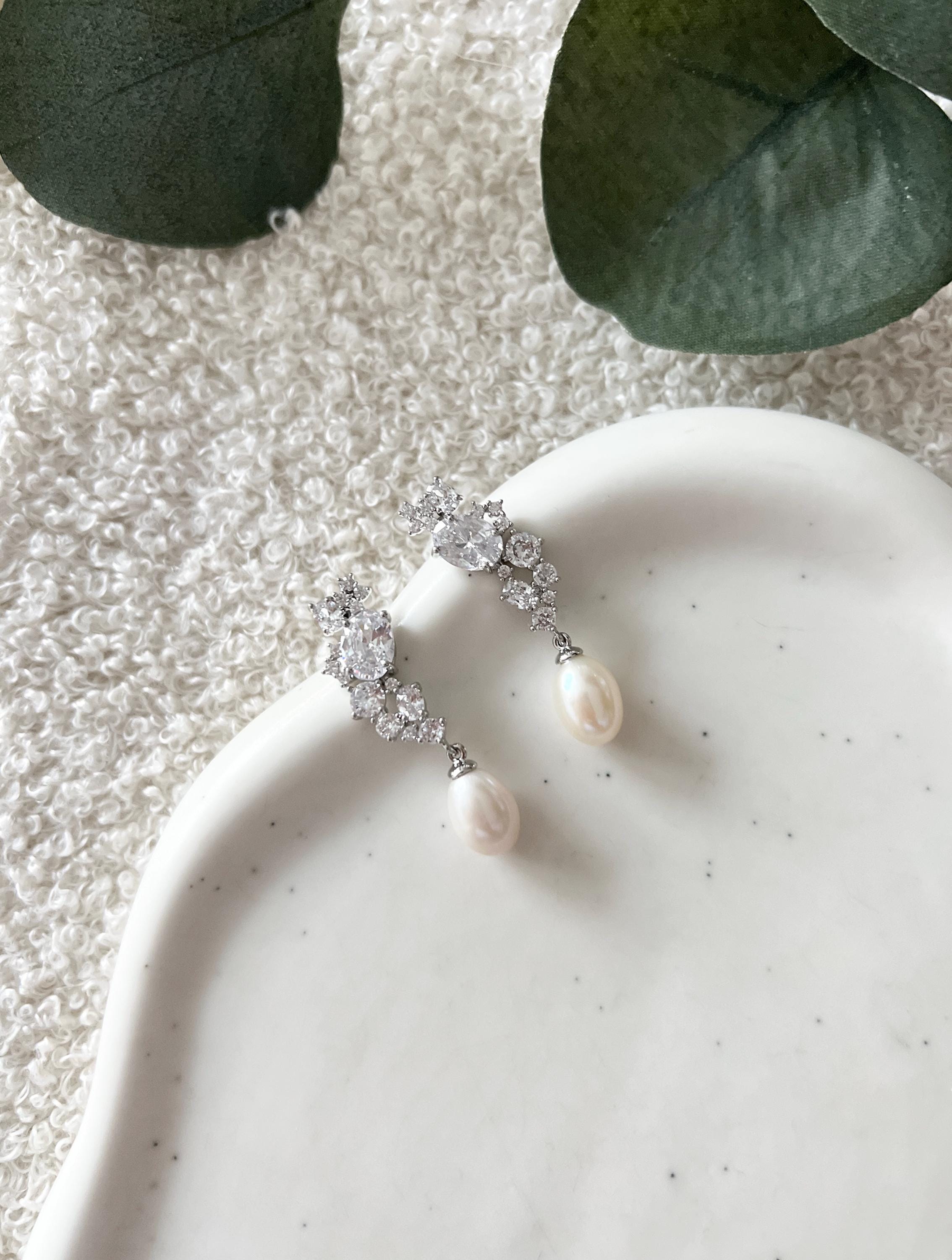 Perlenohrringe, Cubic Zirconia, ovale Perlen, Ohrringe Hochzeit, moderne Hängeohrringe, Standesamt, Schmuck Braut, Brautschmuck Hochzeit, elegante Ohrstecker, Perlenschmuck