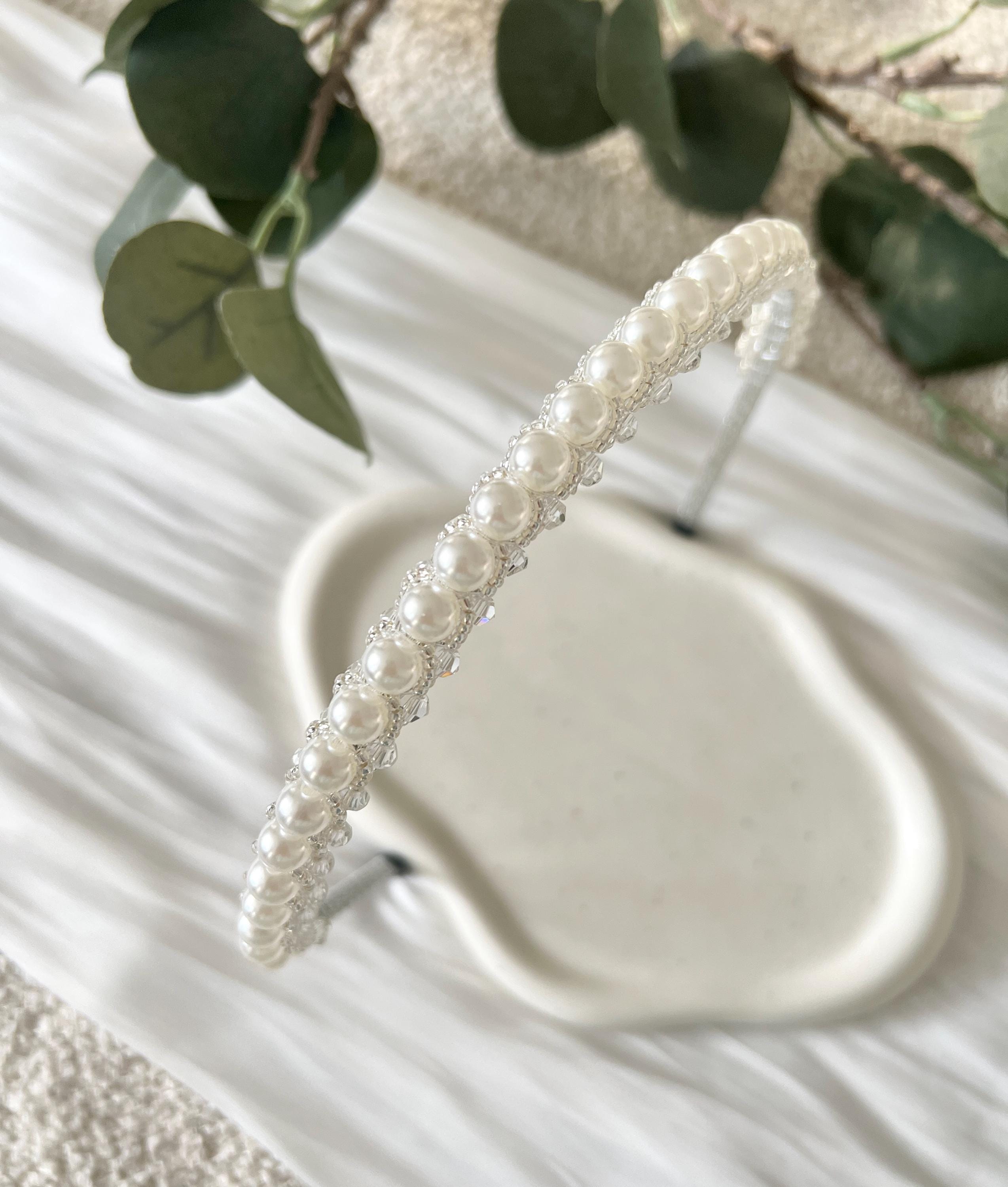 Braut Haarschmuck, Haarreif, Silber und Weiß, weiße Perlen, silber glänzende Perlen, Perlenhaarreif, Perlenschmuck, Hochzeit, Brautschmuck