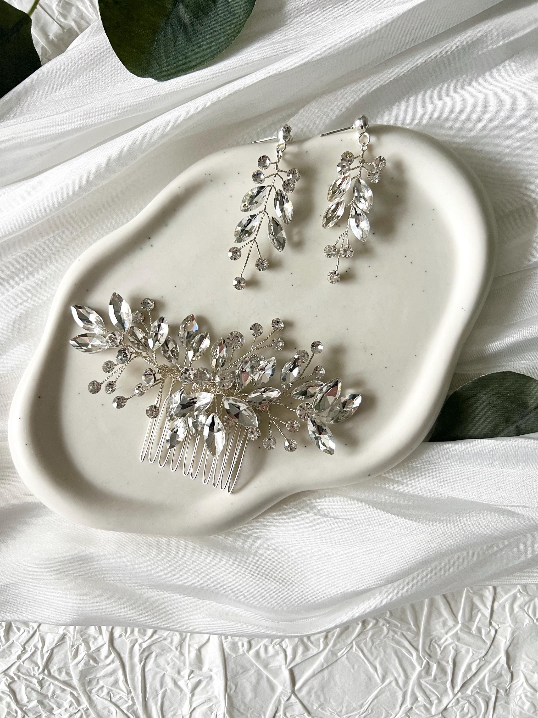 Schmuckset, Brautschmuck, Silber, Strass-Steine, Haarkamm, Ohrringe, glänzende Hängeohrringe, funkelnde Brautohrringe, Haarschmuck Braut, Schmuck Hochzeit standesamtliche Trauung, modern, Brautfrisur
