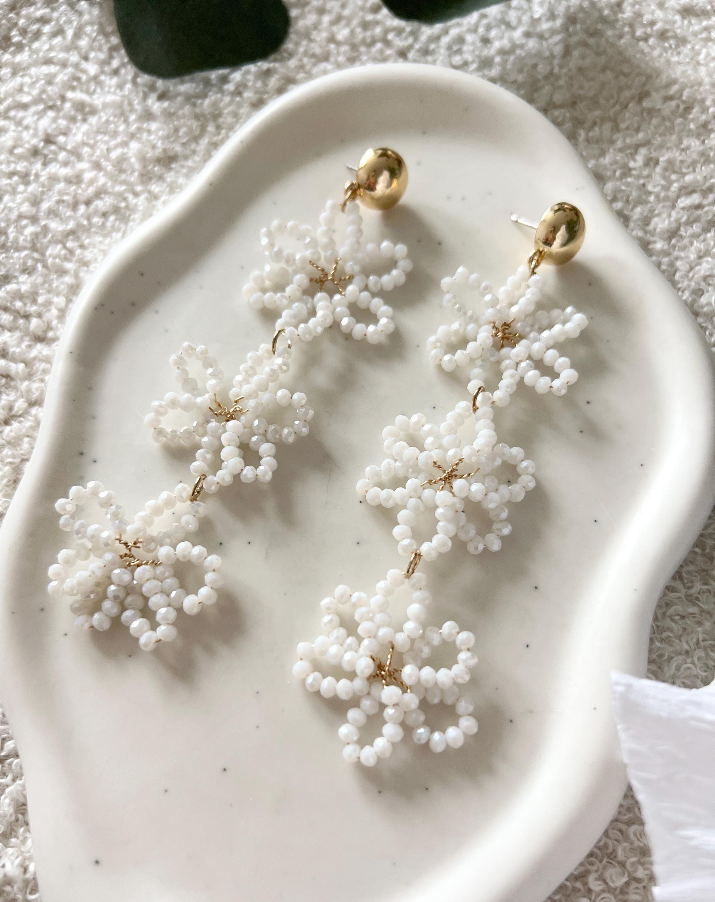 moderne Perlenohrringe Braut, Blütenohrringe, Ohrringe Standesamt Hochzeit, Brautjungfer, weiß und gold, lange Brautohrringe, hochwertiger Brautschmuck, Ohrstecker