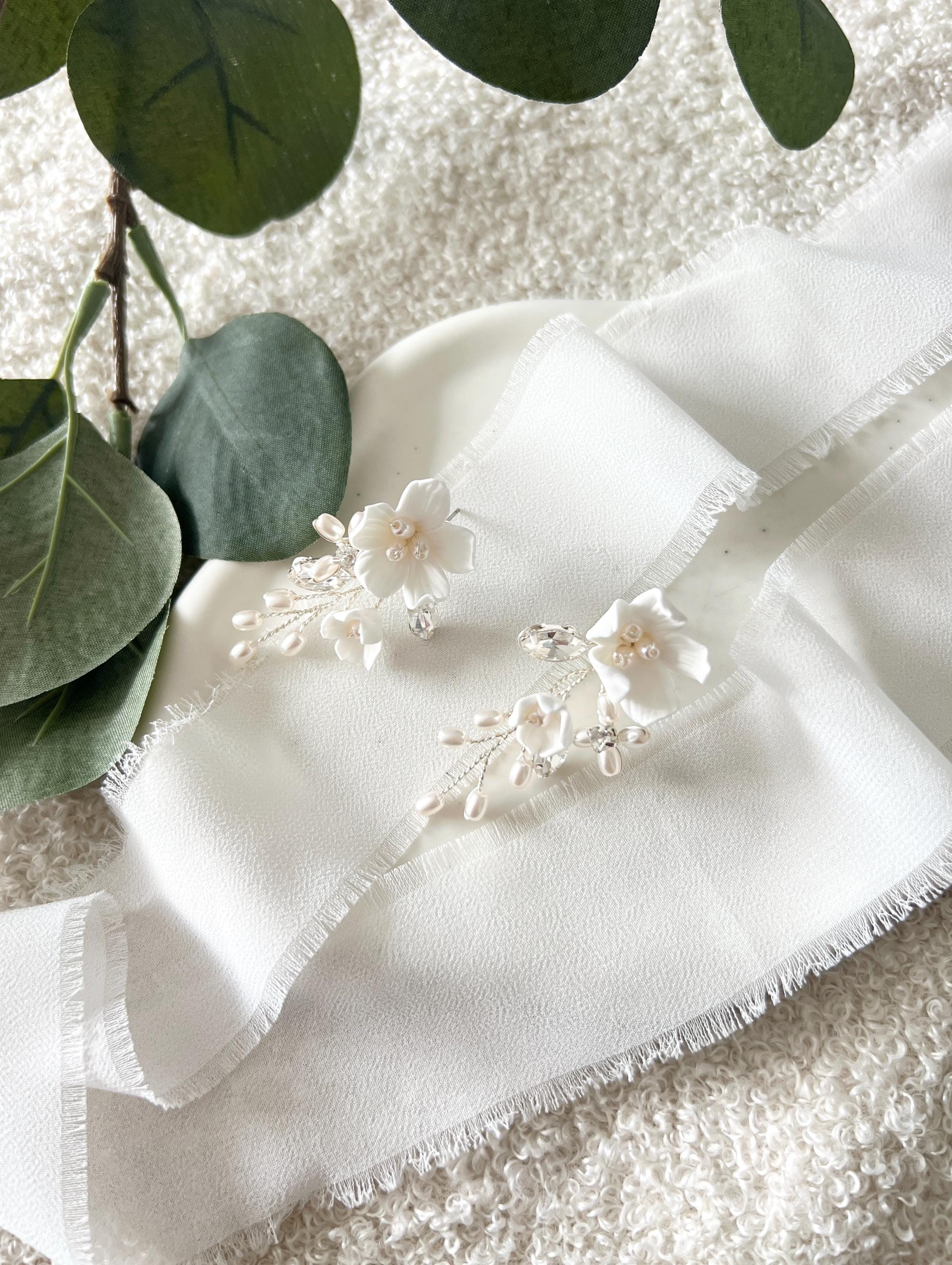 Brautohrringe, weiße Blueten, Strass Steine, weiße Perlen Ohrringe, Brautschmuck, Schmuck Hochzeit, Blumen Ohrstecker