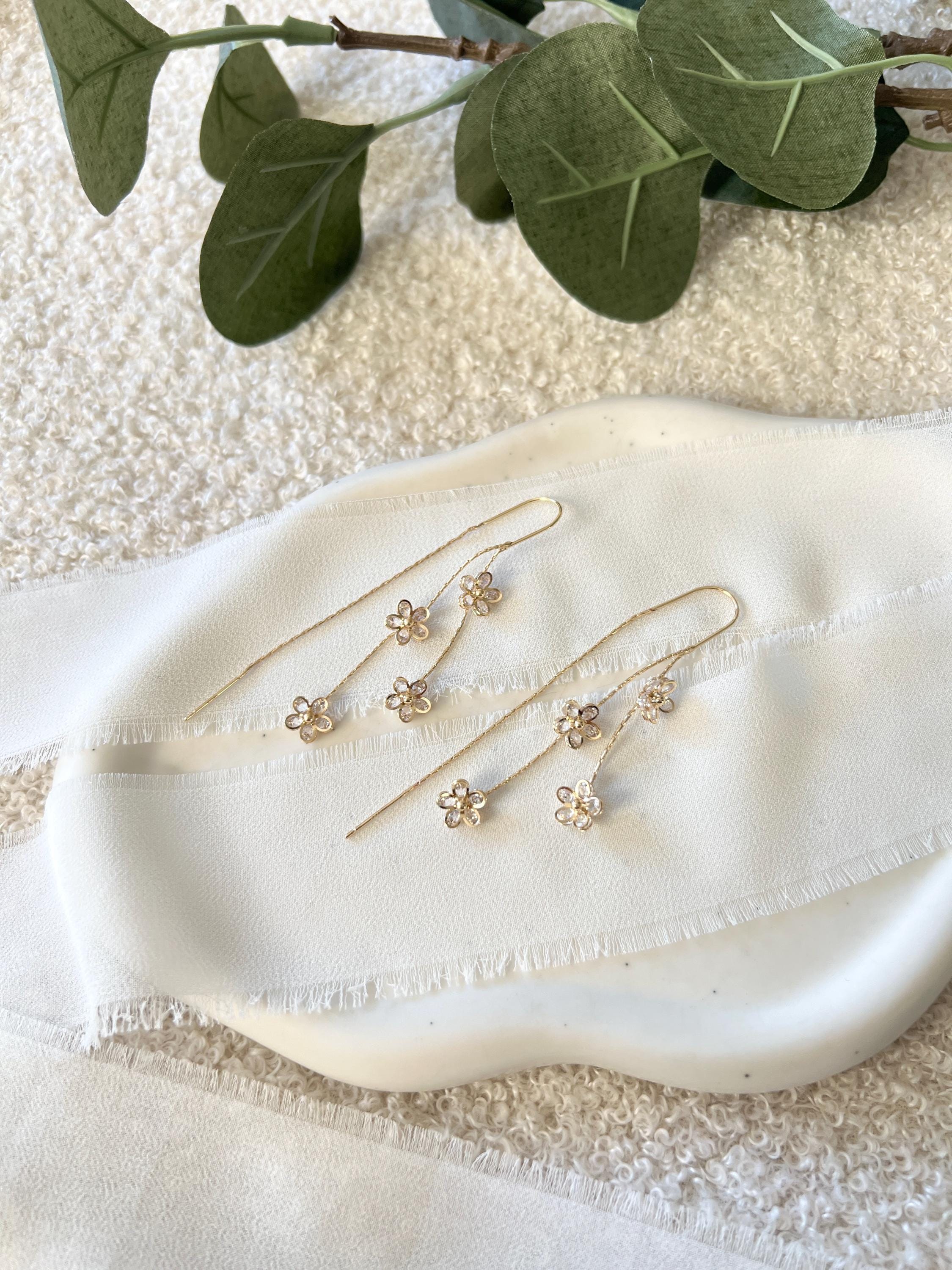Blüten Ohrringe, Gold, Brautschmuck, lange Hängeohrringe, feiner Schmuck Hochzeit, moderne Standesamt Brautohrringe, funkelnder Ohrschmuck