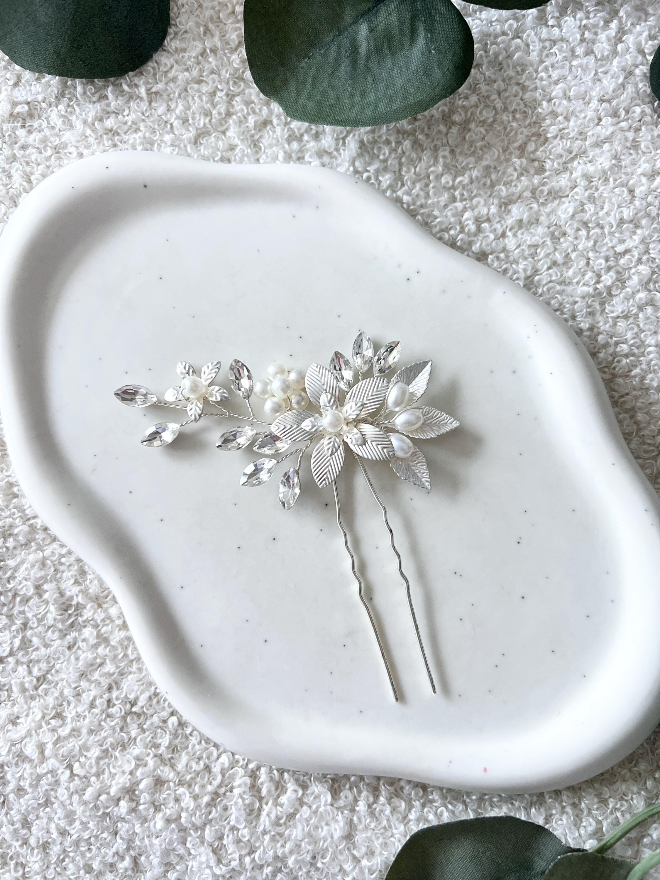 Haarnadel, Silber, glänzende Strass Steine, Perlenschmuck, weiße Perlen, Blumen und Blätter, Haarspange, Brautschmuck, Brautfrisur Standesamt, silberner Haarschmuck