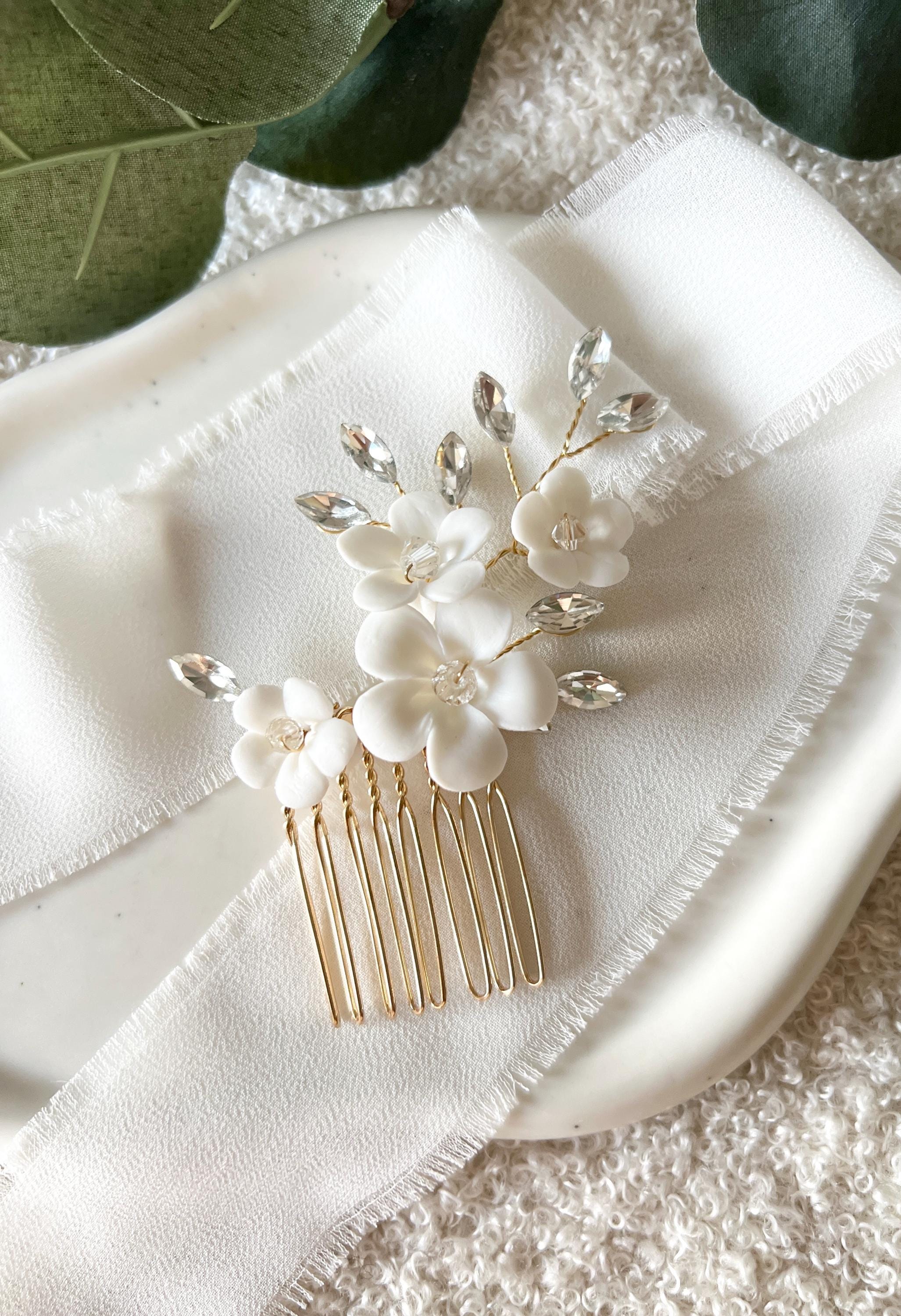 Haarkamm, Gold, weiße Blumen, goldener Schmuck Hochzeit, Keramikblüten, glänzende Strasssteine, transparente Perlen, Haarschmuck Brautjungfer, Brautschmuck, Schmuckbluete