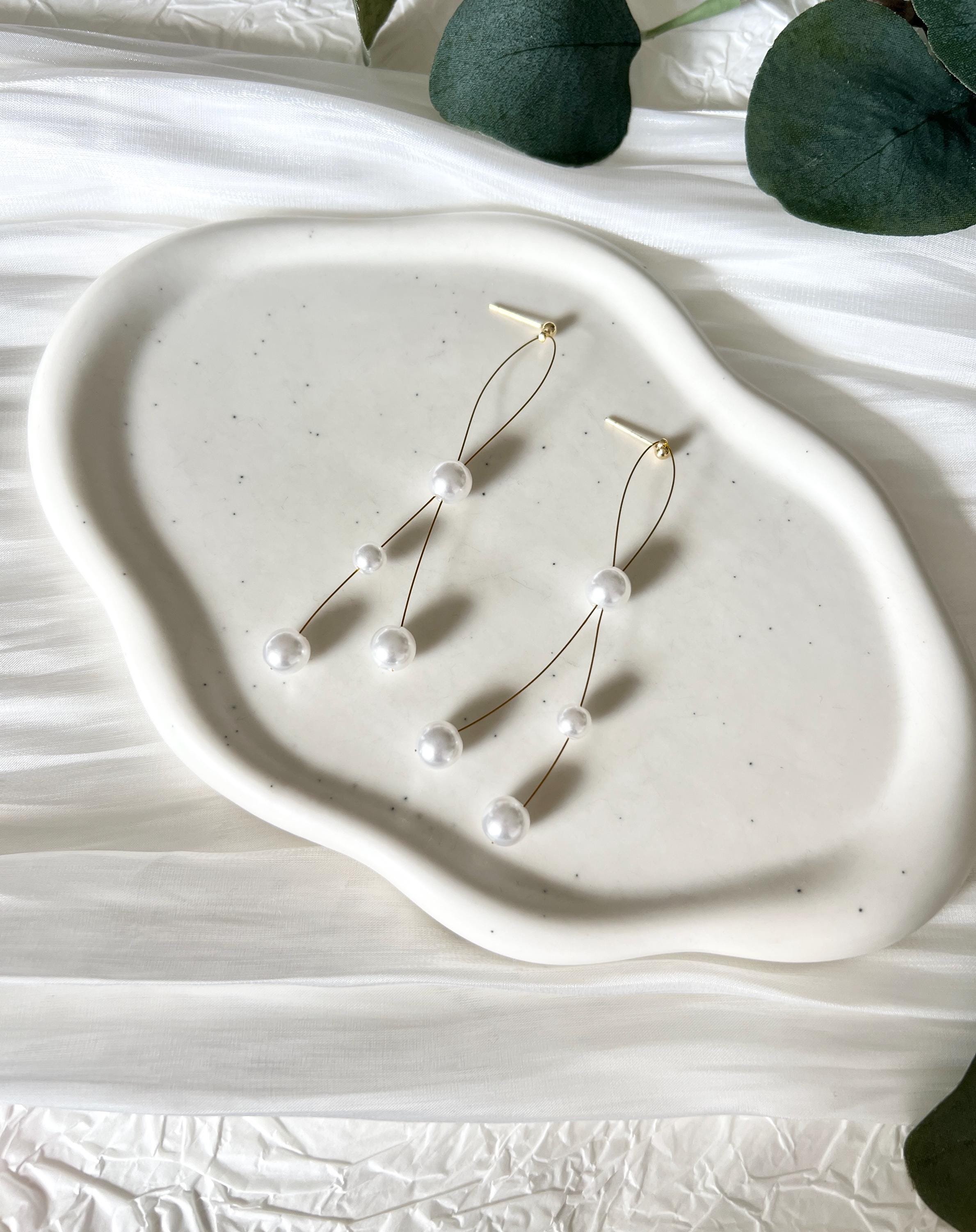 Brautohrringe, Gold, weiße Perlen, Ohrringe, Hängeohrringe, feiner Brautschmuck, moderner Schmuck Standesamt, Perlenschmuck, Perlenohrringe, zarte Hängeohrringe, Schmuckblüte