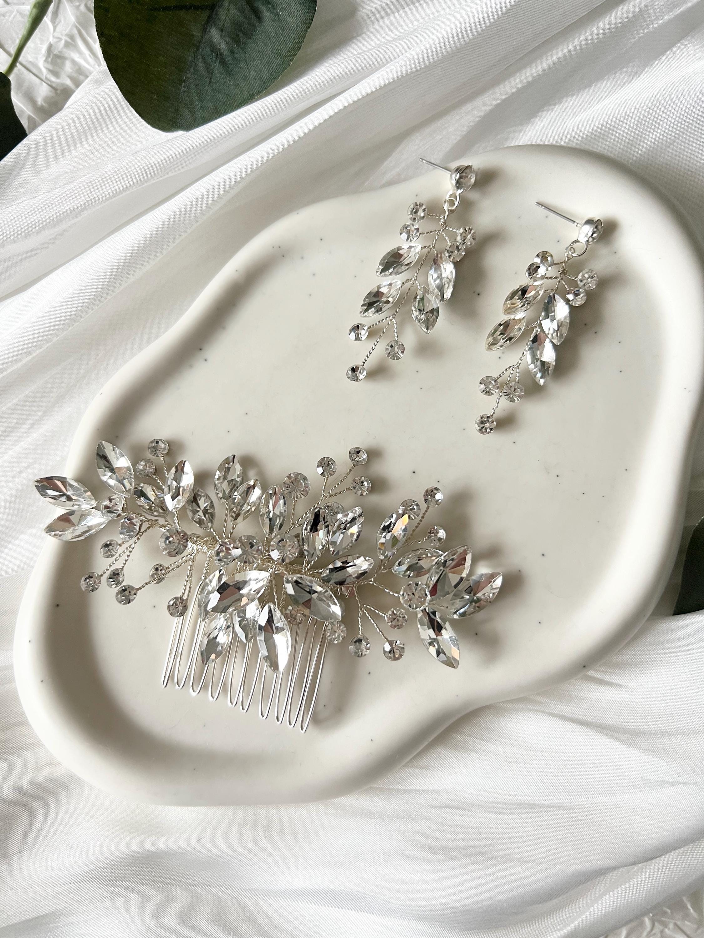 Schmuckset, Brautschmuck, Silber, Strass-Steine, Haarkamm, Ohrringe, glänzende Hängeohrringe, funkelnde Brautohrringe, Haarschmuck Braut, Schmuck Hochzeit standesamtliche Trauung, modern, Brautfrisur