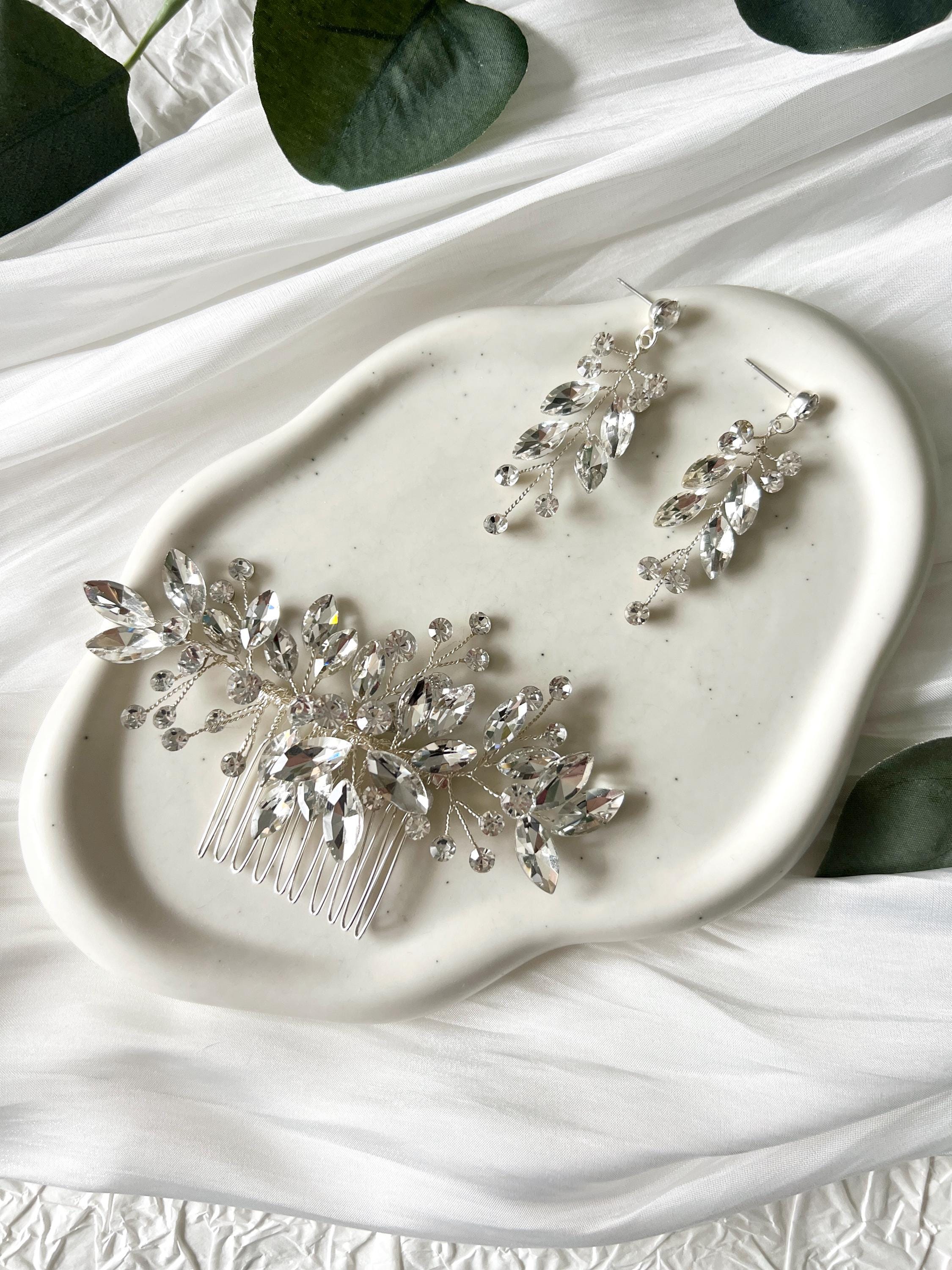 Schmuckset, Brautschmuck, Silber, Strass-Steine, Haarkamm, Ohrringe, glänzende Hängeohrringe, funkelnde Brautohrringe, Haarschmuck Braut, Schmuck Hochzeit standesamtliche Trauung, modern, Brautfrisur
