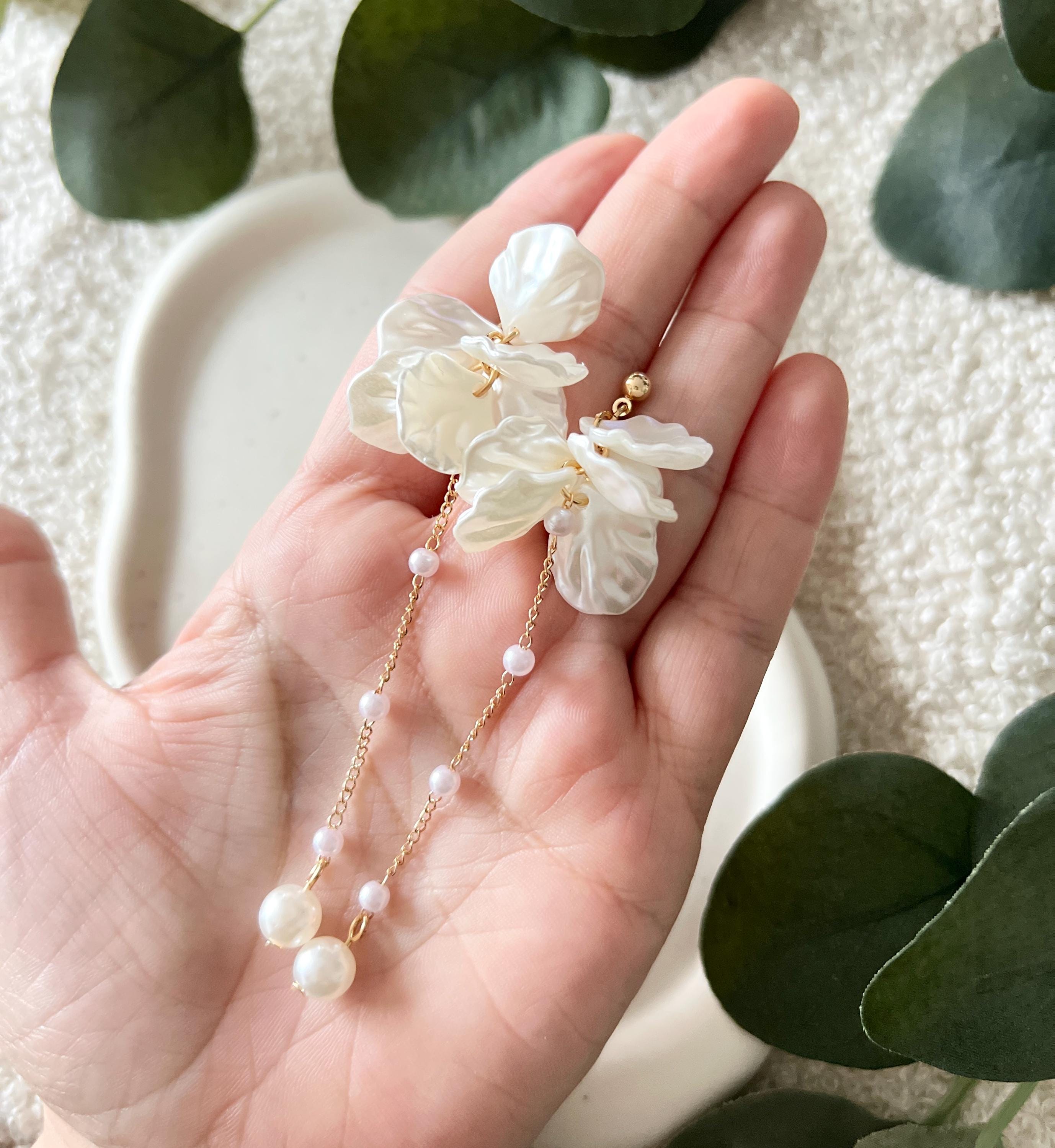 Brautohrringe, gold und weiß, Blätter, Perlmuttoptik, weiße Perlen, lange Hängeohrringe, Brautschmuck, Ohrstecker, moderne Brautohrringe Standesamt, Schmuck Hochzeit