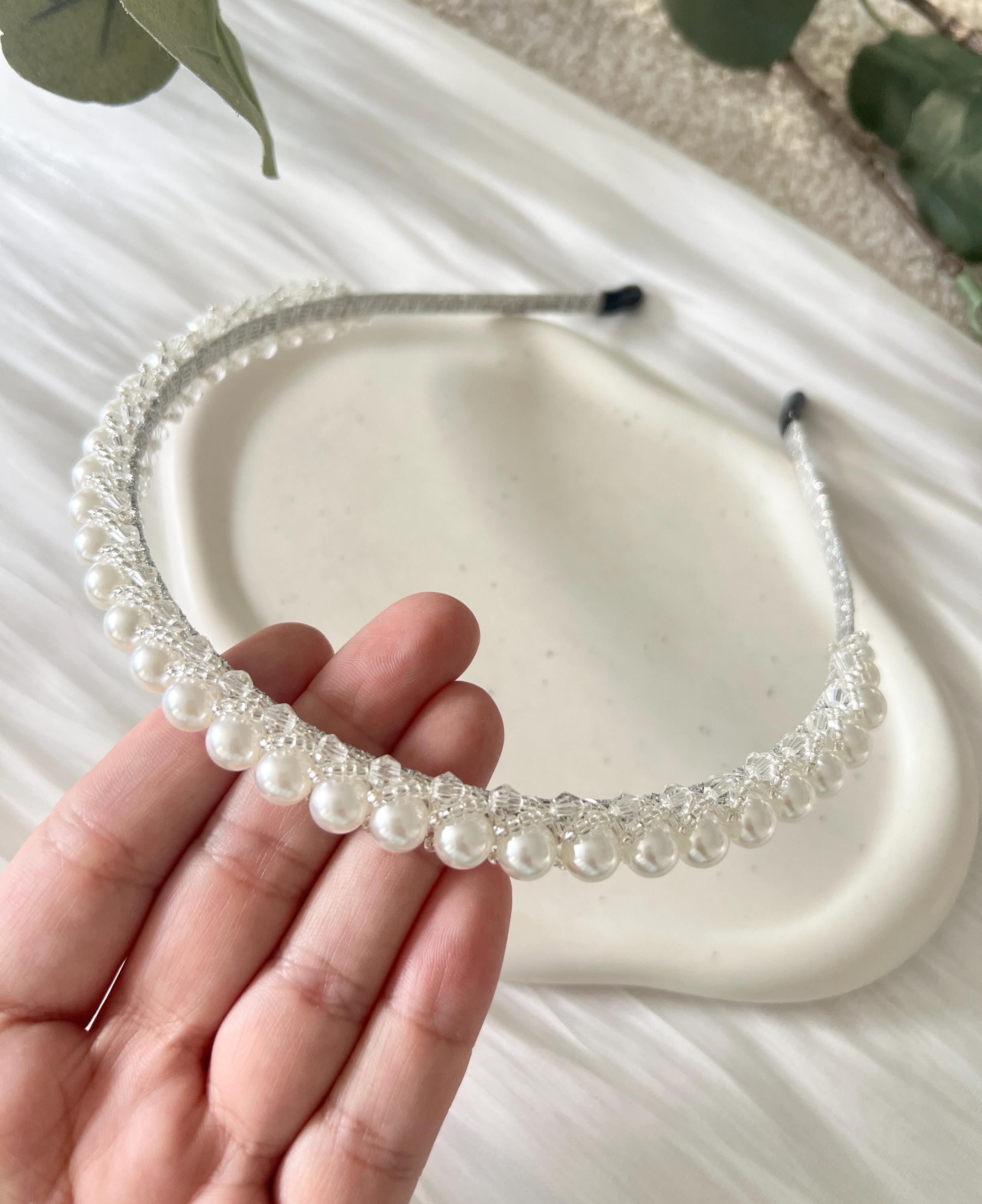 Braut Haarschmuck, Haarreif, Silber und Weiß, weiße Perlen, silber glänzende Perlen, Perlenhaarreif, Perlenschmuck, Hochzeit, Brautschmuck