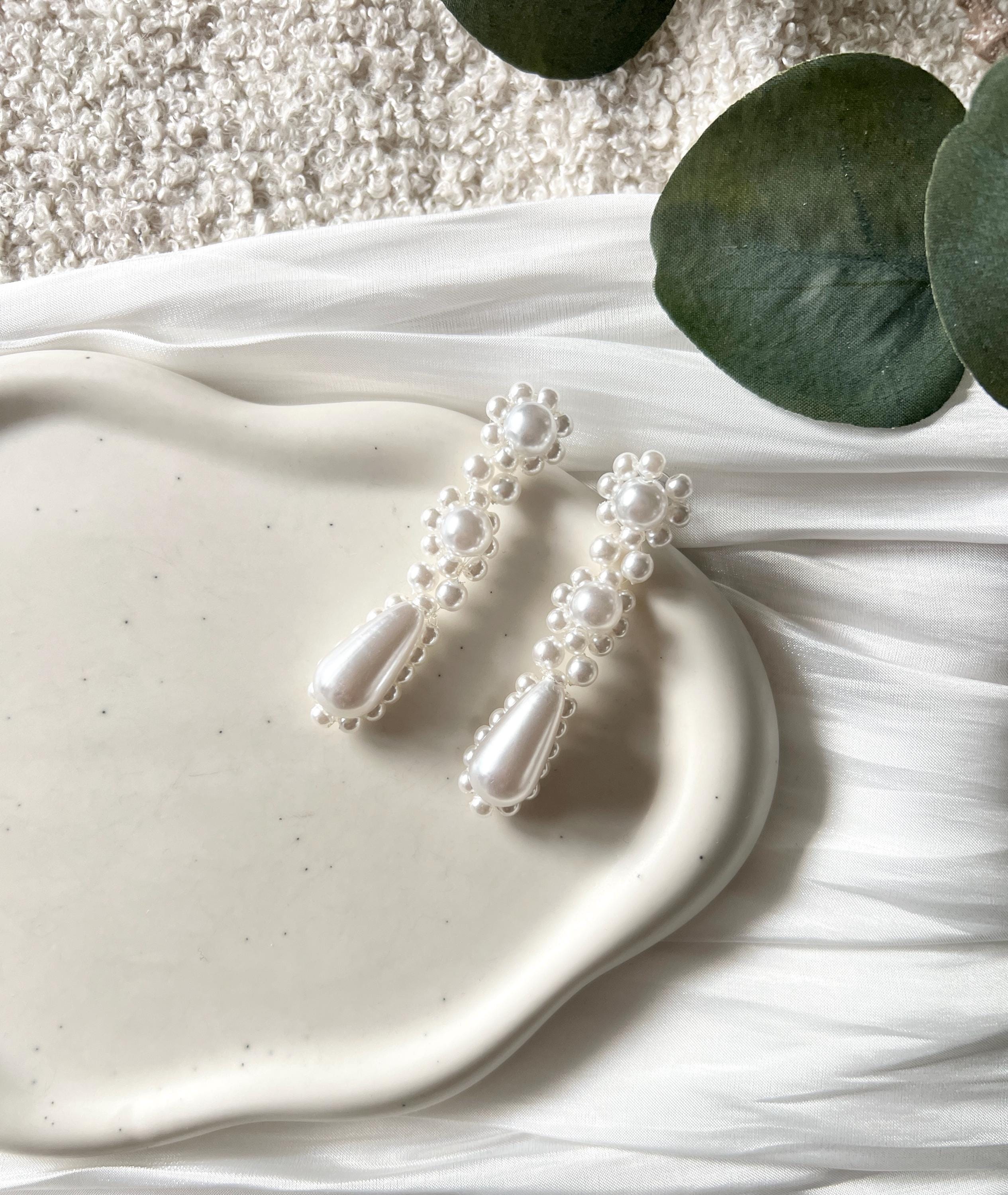 Moderne Perlenohrringe, elegante Ohrringe, feiner Brautschmuck, schicke Brautohrringe, weiss, opulenter Perlenschmuck, Schmuck fuer die Hochzeit, Hochzeitsschmuck, Braut, Standesamt, Weddinginspiration