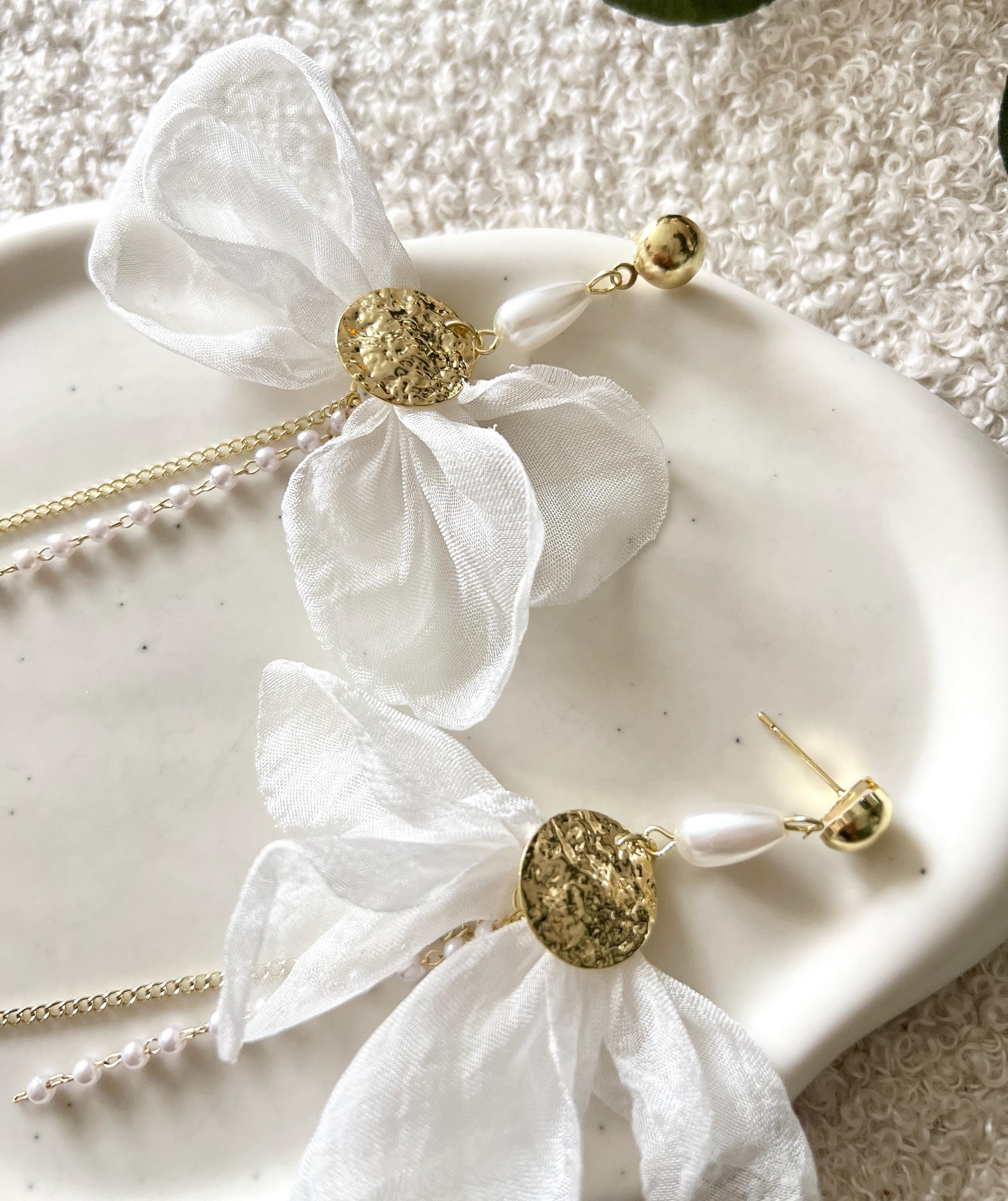 moderne Ohrringe Braut, Brautschmuck, weiß und Gold, elegante lange Hängeohrringe, weiße Perlen, Schmuck Standesamt Hochzeit, große Brautohrringe, extravagant, feiner Hochzeitsschmuck, Perlenschmuck