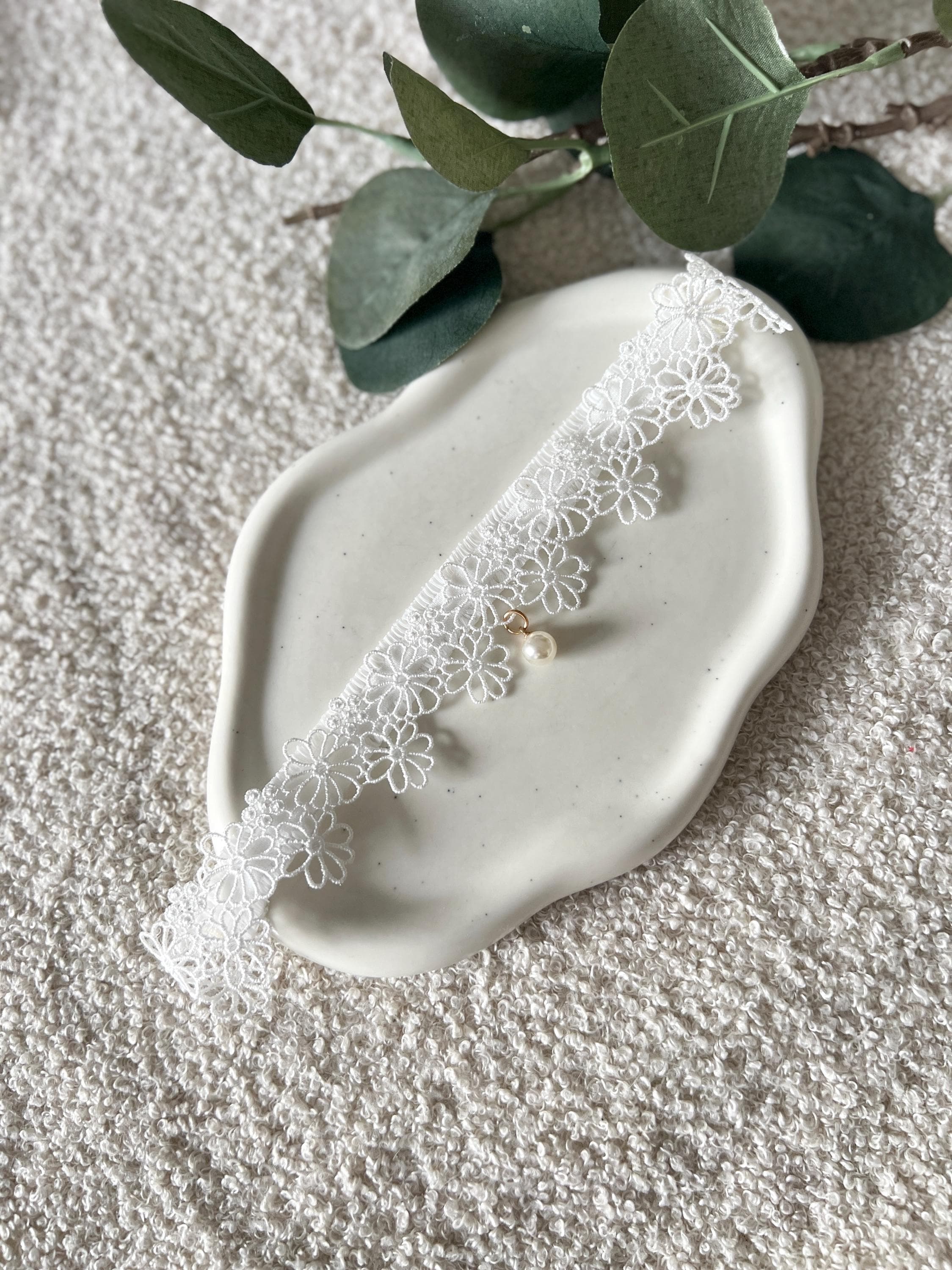 Strumpfband, Spitze, weißes Spitzenstrumpfband, Brautschmuck, Perlenanhaenger, Perle, Blumen, One Size, Beinschmuck, Braut, Schmuck Hochzeit, Hochzeitsschmuck