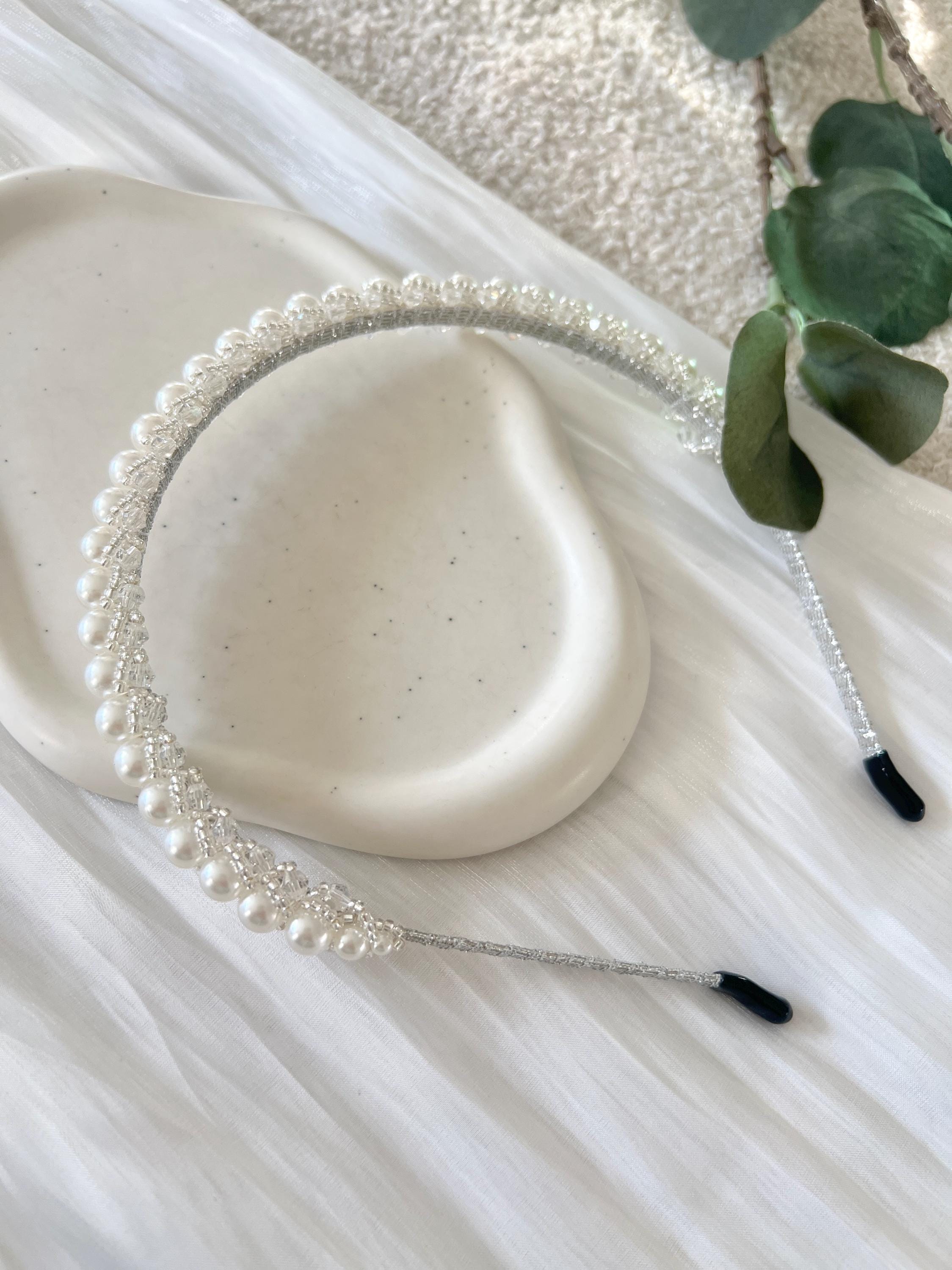 Braut Haarschmuck, Haarreif, Silber und Weiß, weiße Perlen, silber glänzende Perlen, Perlenhaarreif, Perlenschmuck, Hochzeit, Brautschmuck