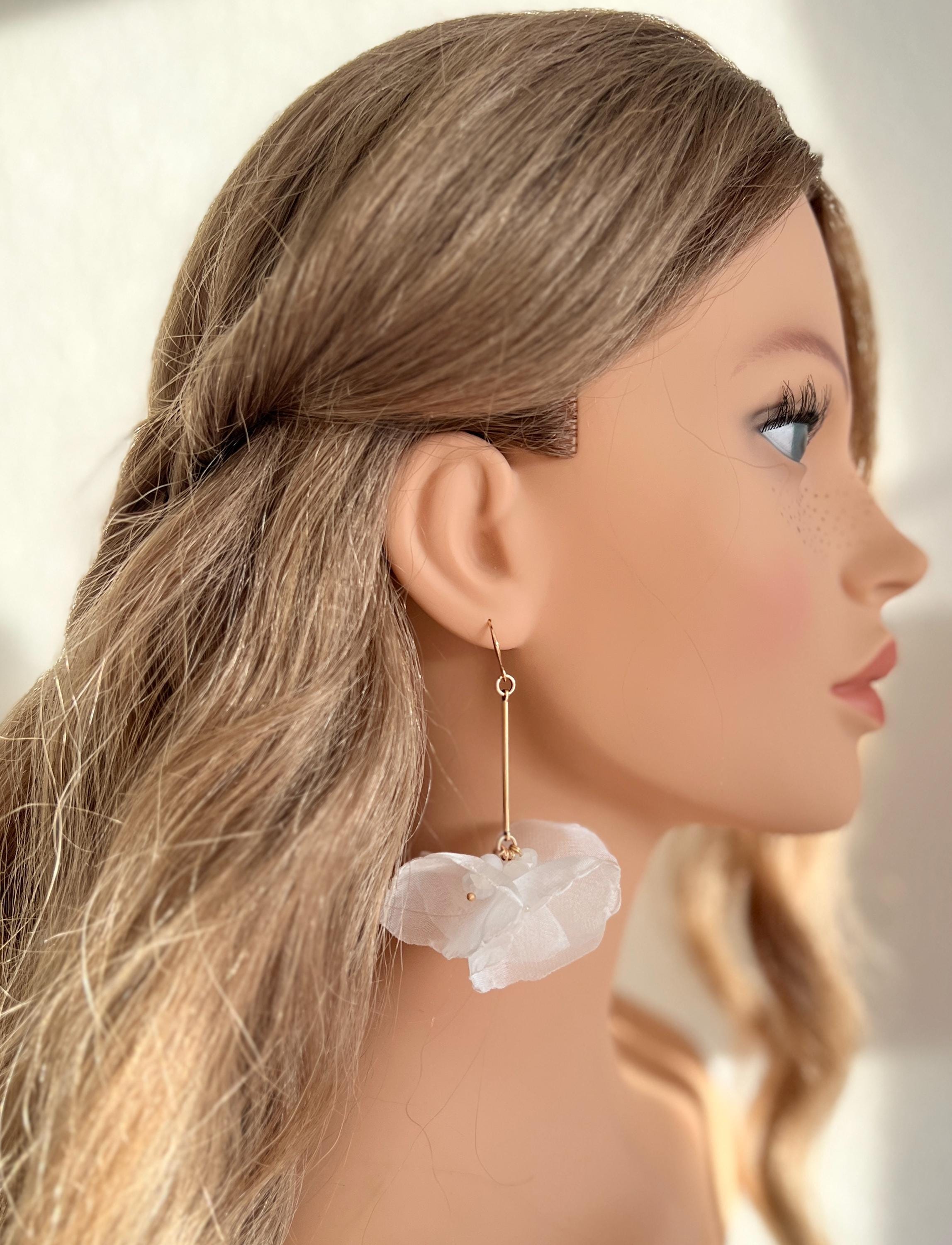 Moderne Ohrringe, Brautohrringe, Gold, weiße Blüten, glänzende Perlen, Perlenschmuck, Stoff, Hängeohrringe, Brautschmuck, Schmuck Hochzeit, Perlenohrringe