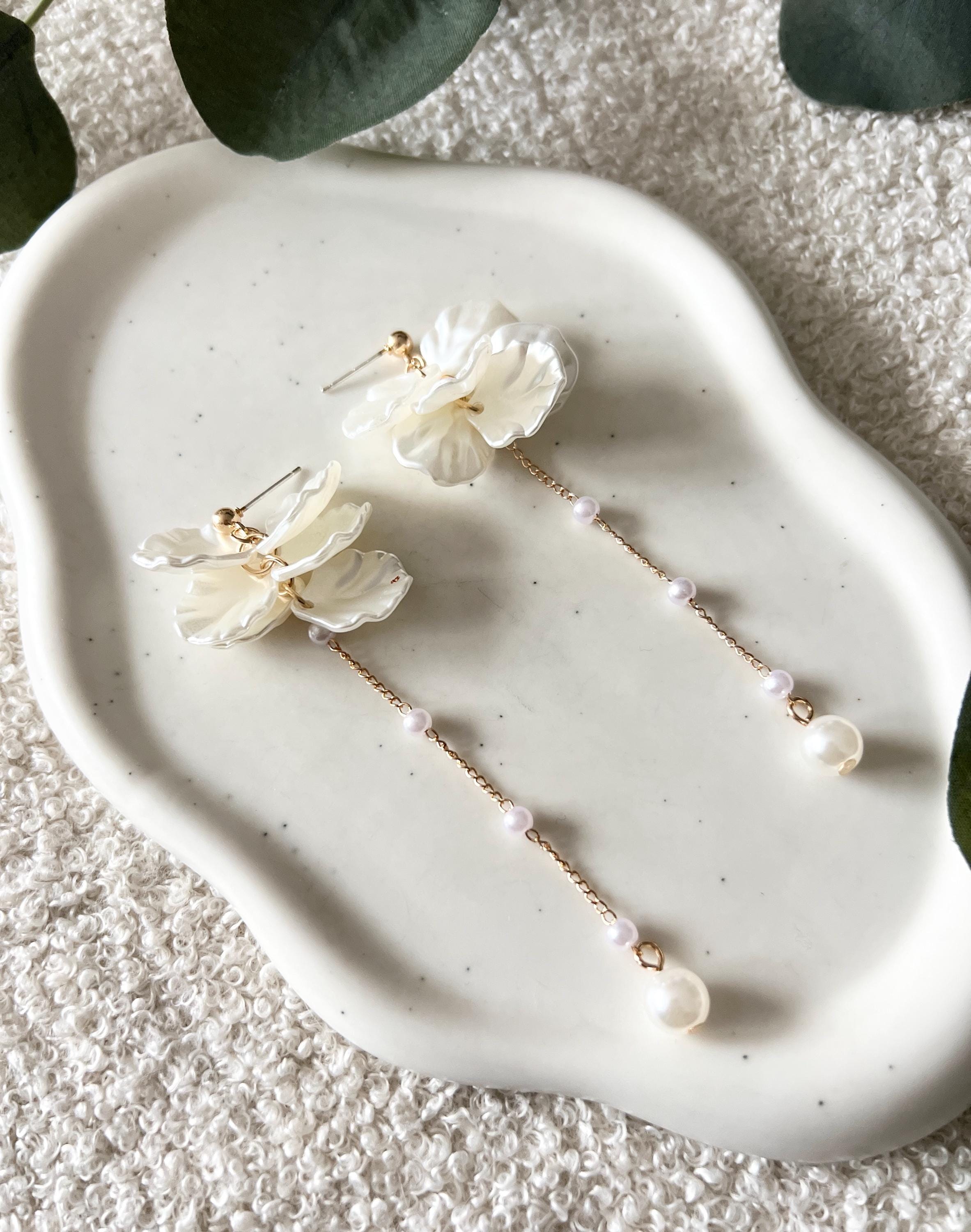 Brautohrringe, gold und weiß, Blätter, Perlmuttoptik, weiße Perlen, lange Hängeohrringe, Brautschmuck, Ohrstecker, moderne Brautohrringe Standesamt, Schmuck Hochzeit