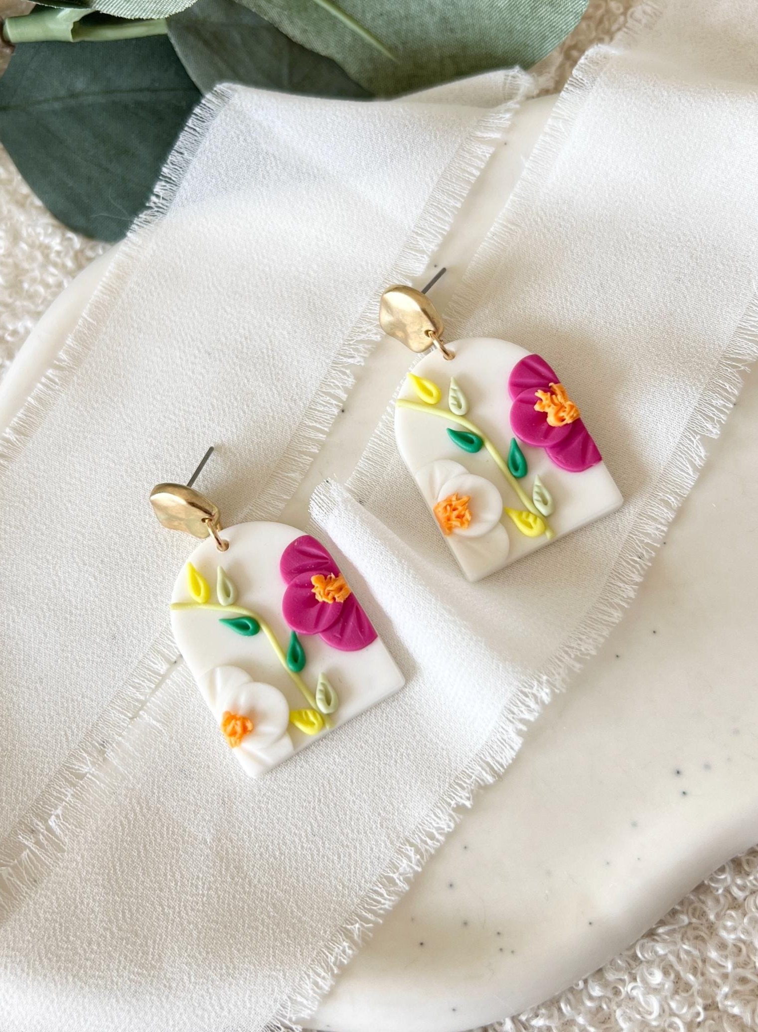 Ohrringe Blumen, Polymer Clay, Schmuck Hochzeit, Brautjungfer, 3D-Blüten, Hängeohrringe, weiß, bunt, gold, auffallende Ohrstecker