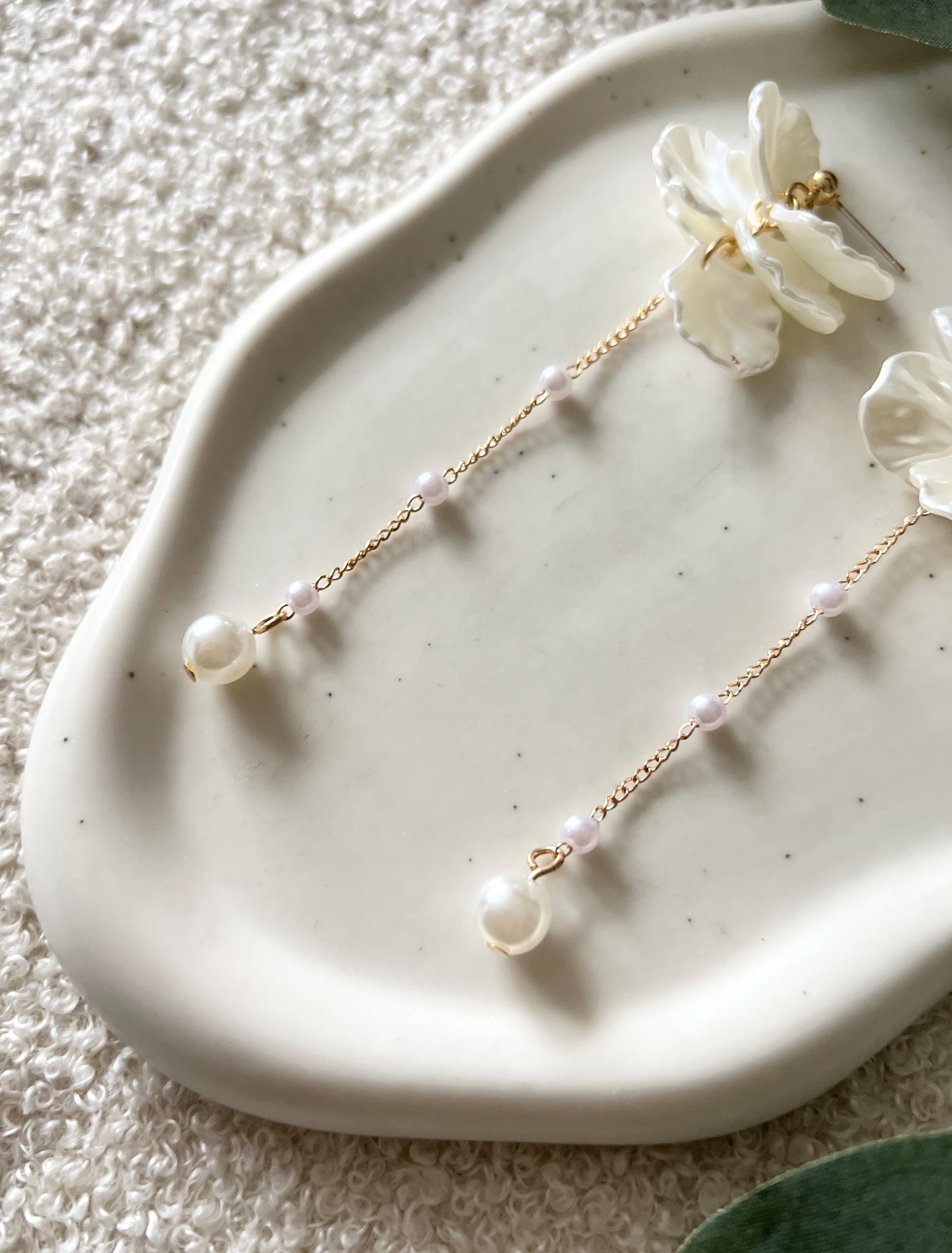 Brautohrringe, gold und weiß, Blätter, Perlmuttoptik, weiße Perlen, lange Hängeohrringe, Brautschmuck, Ohrstecker, moderne Brautohrringe Standesamt, Schmuck Hochzeit