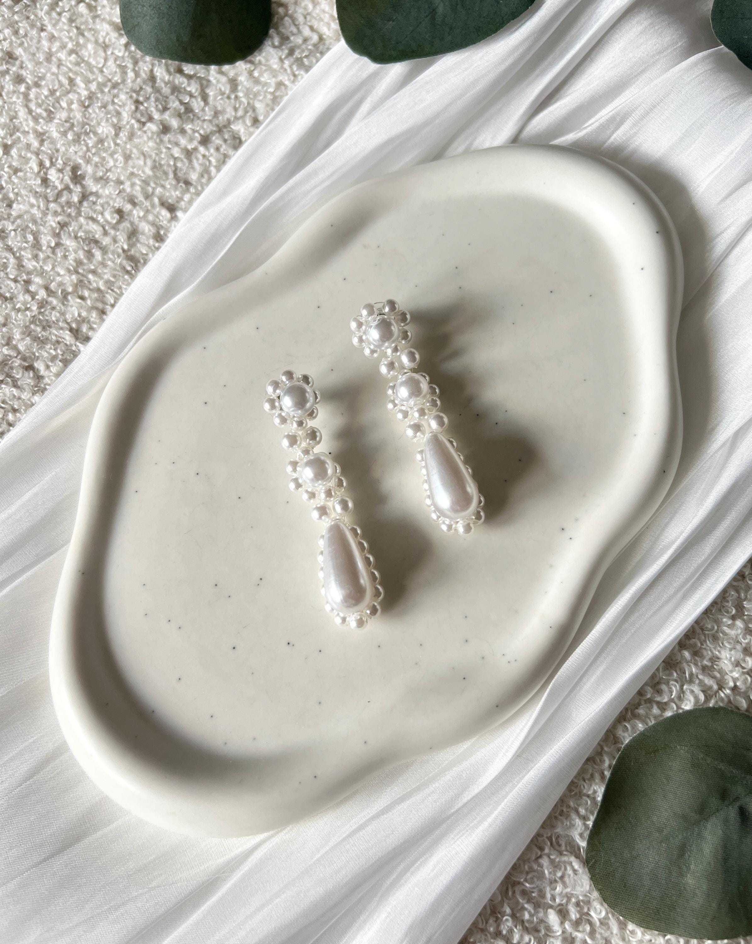 Moderne Perlenohrringe, elegante Ohrringe, feiner Brautschmuck, schicke Brautohrringe, weiss, opulenter Perlenschmuck, Schmuck fuer die Hochzeit, Hochzeitsschmuck, Braut, Standesamt, Weddinginspiration