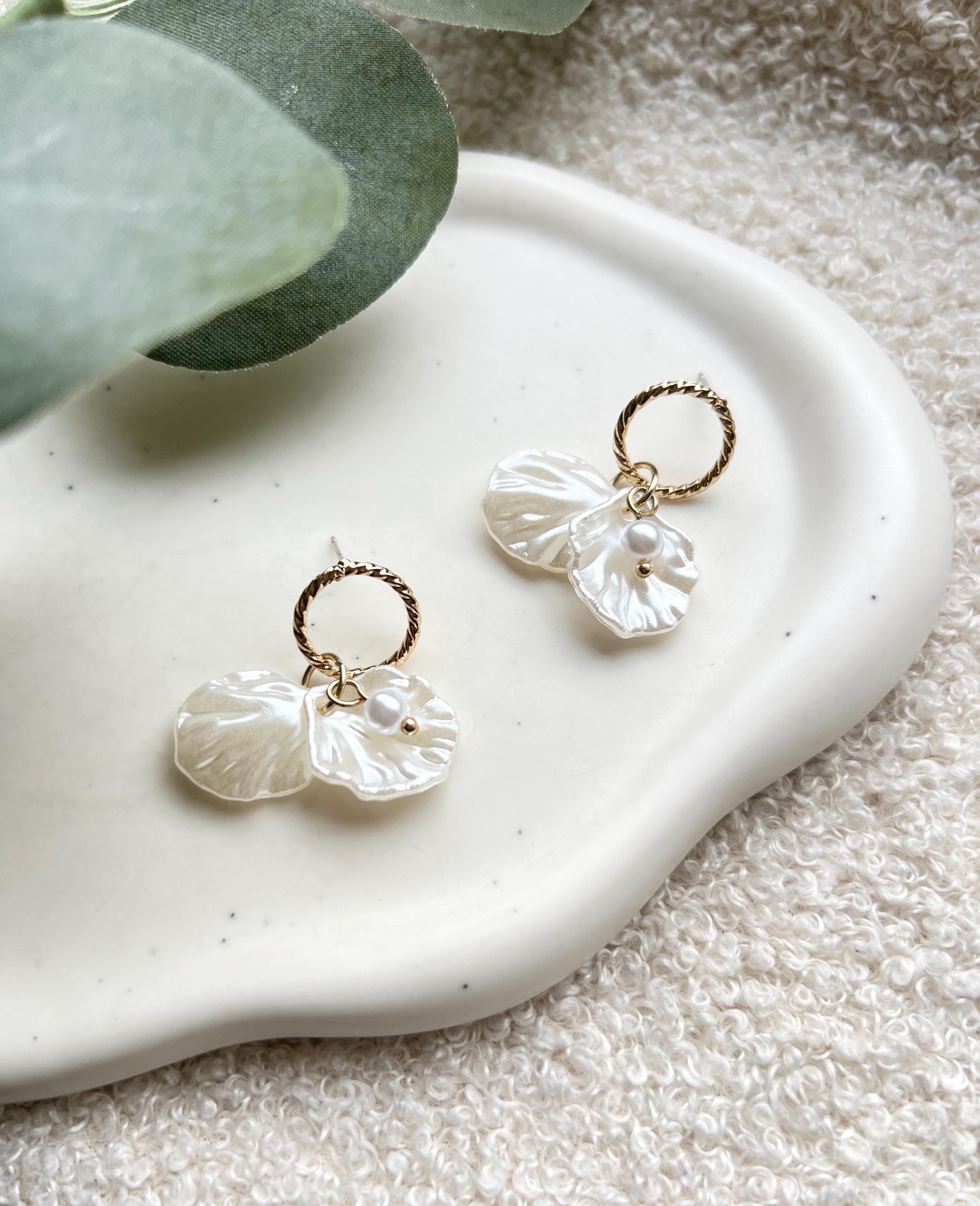 Ohrringe Braut, Hängeohrringe Blätter, Perlmuttoptik, Ohrstecker weiße Perle, Brautjungfer Schmuck Hochzeit, Trauzeugin Ohrschmuck, moderne Brautohrringe Standesamt
