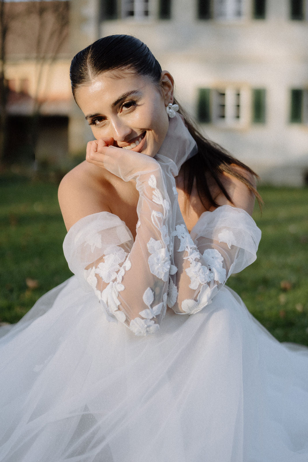 Blüten Ohrringe, Weiß, Perlmuttoptik, große Ohrstecker, Brautschmuck, Brautohrringe