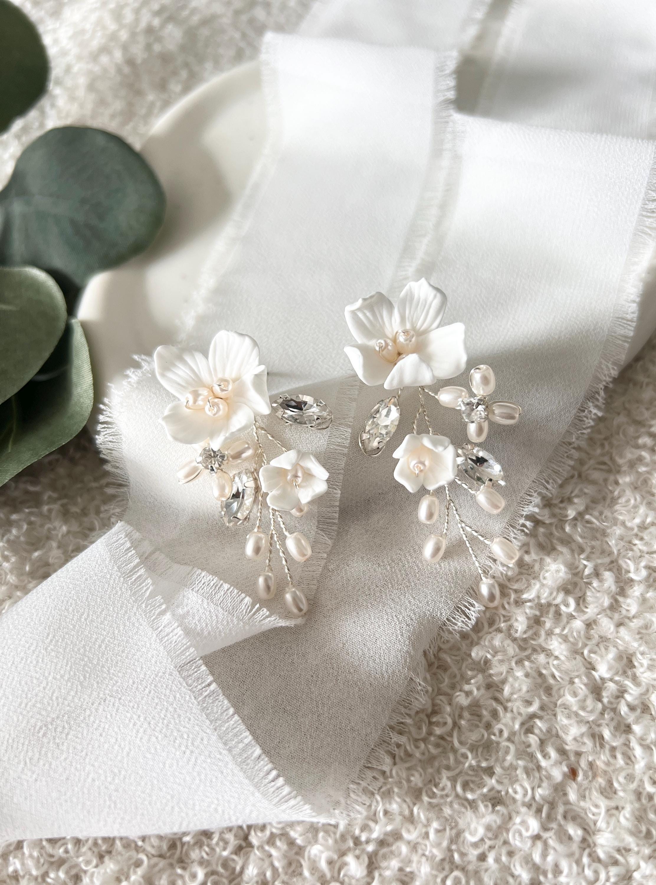 Brautohrringe, weiße Blueten, Strass Steine, weiße Perlen Ohrringe, Brautschmuck, Schmuck Hochzeit, Blumen Ohrstecker