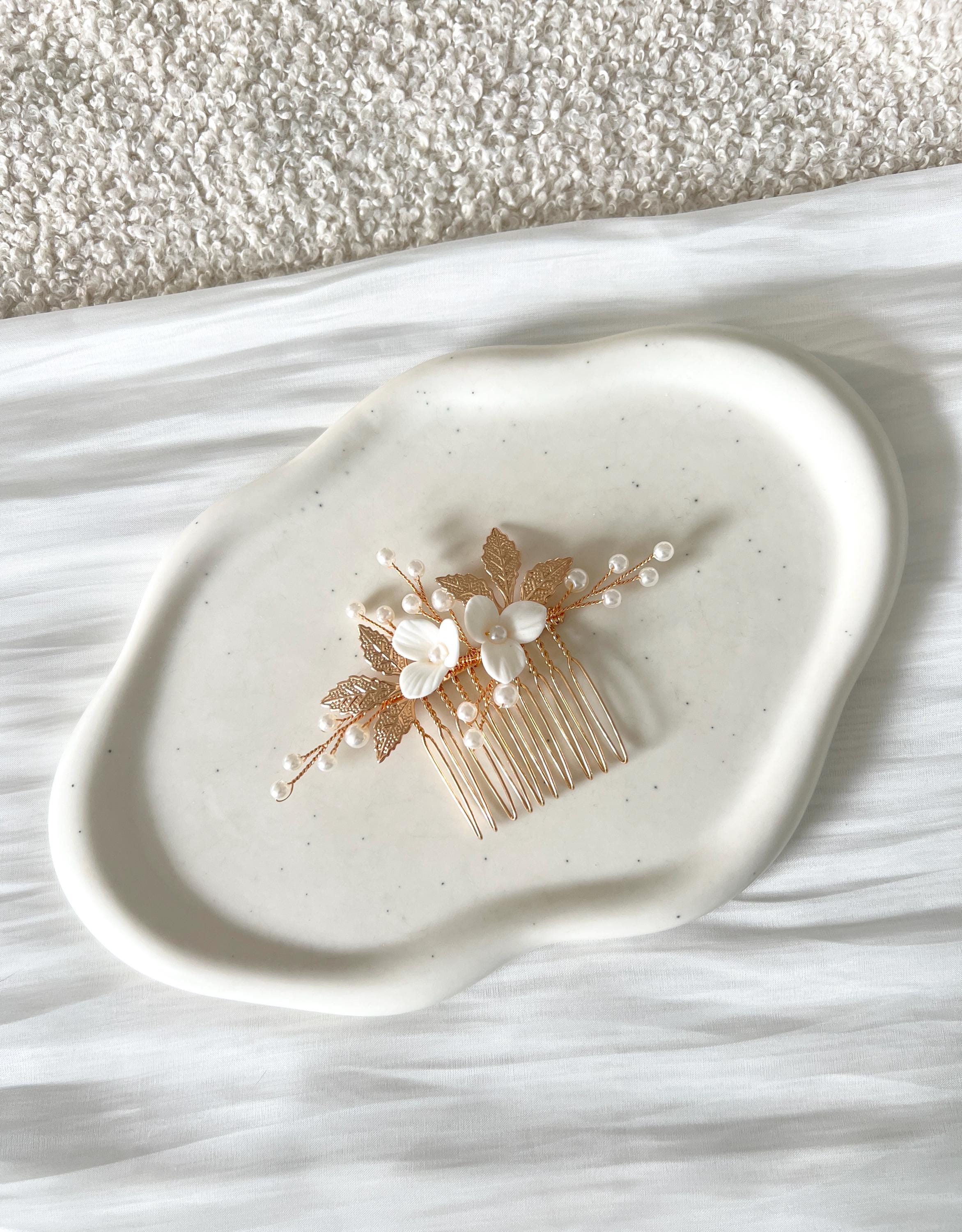 Haarschmuck mit weißen Blüten, warmes Gold, Roségold, Perlen, Braut, Haarkamm, Brautschmuck, Trauzeugin, Brautjungfer, Schmuck Hochzeit, feiner Perlenschmuck