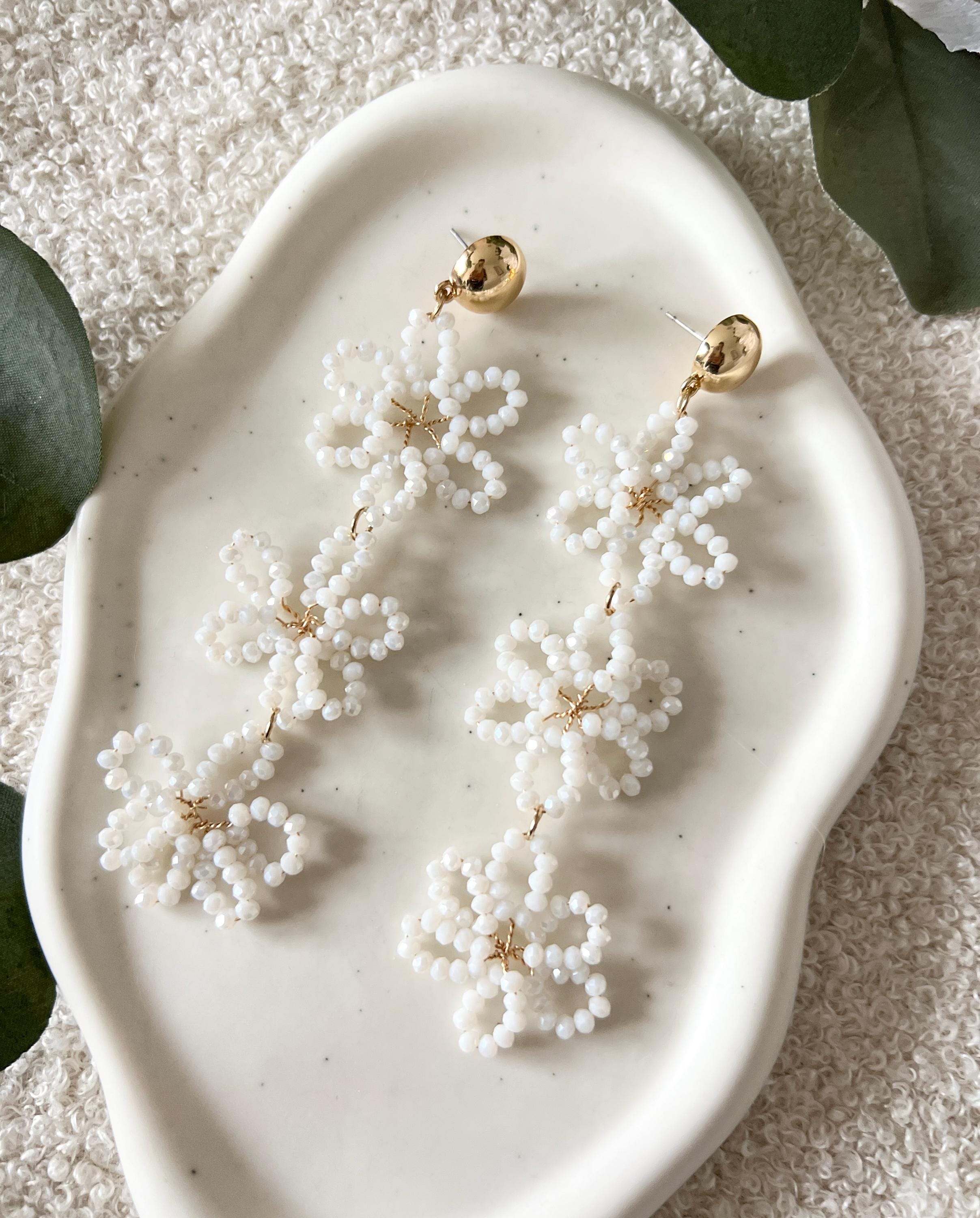 moderne Perlenohrringe Braut, Blütenohrringe, Ohrringe Standesamt Hochzeit, Brautjungfer, weiß und gold, lange Brautohrringe, hochwertiger Brautschmuck, Ohrstecker